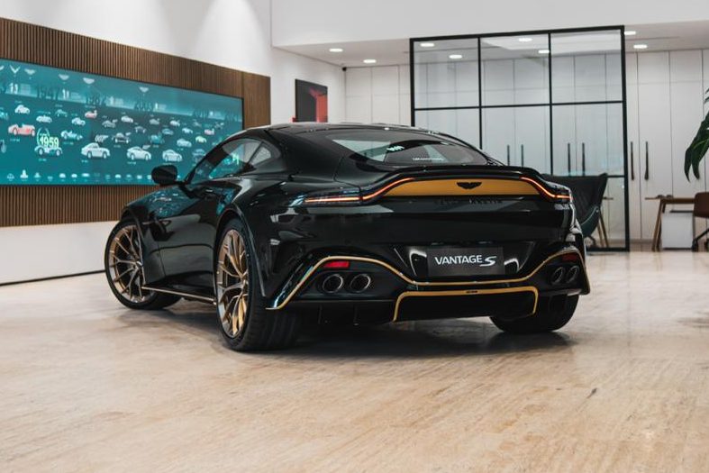 Aston Martin Vantage S em verde Chilles Green