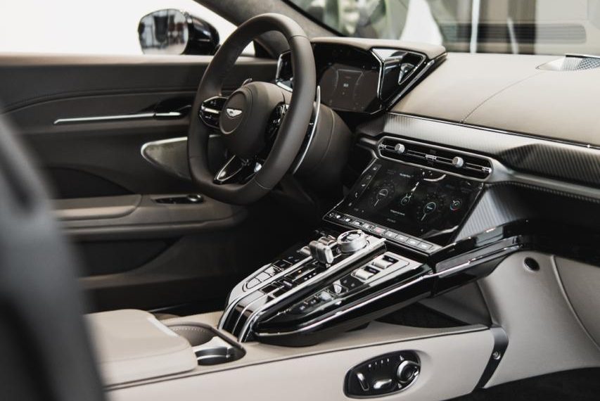 Detalhe do interior e traseira do Aston Martin Vantage S