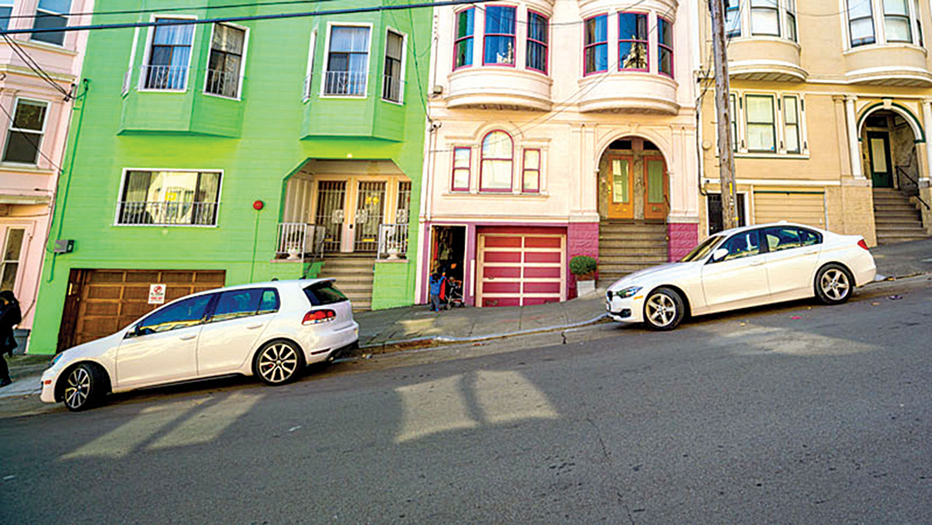 Apoiar rodas contra o meio-fio danifica do sistema de direção ao pneu do carro