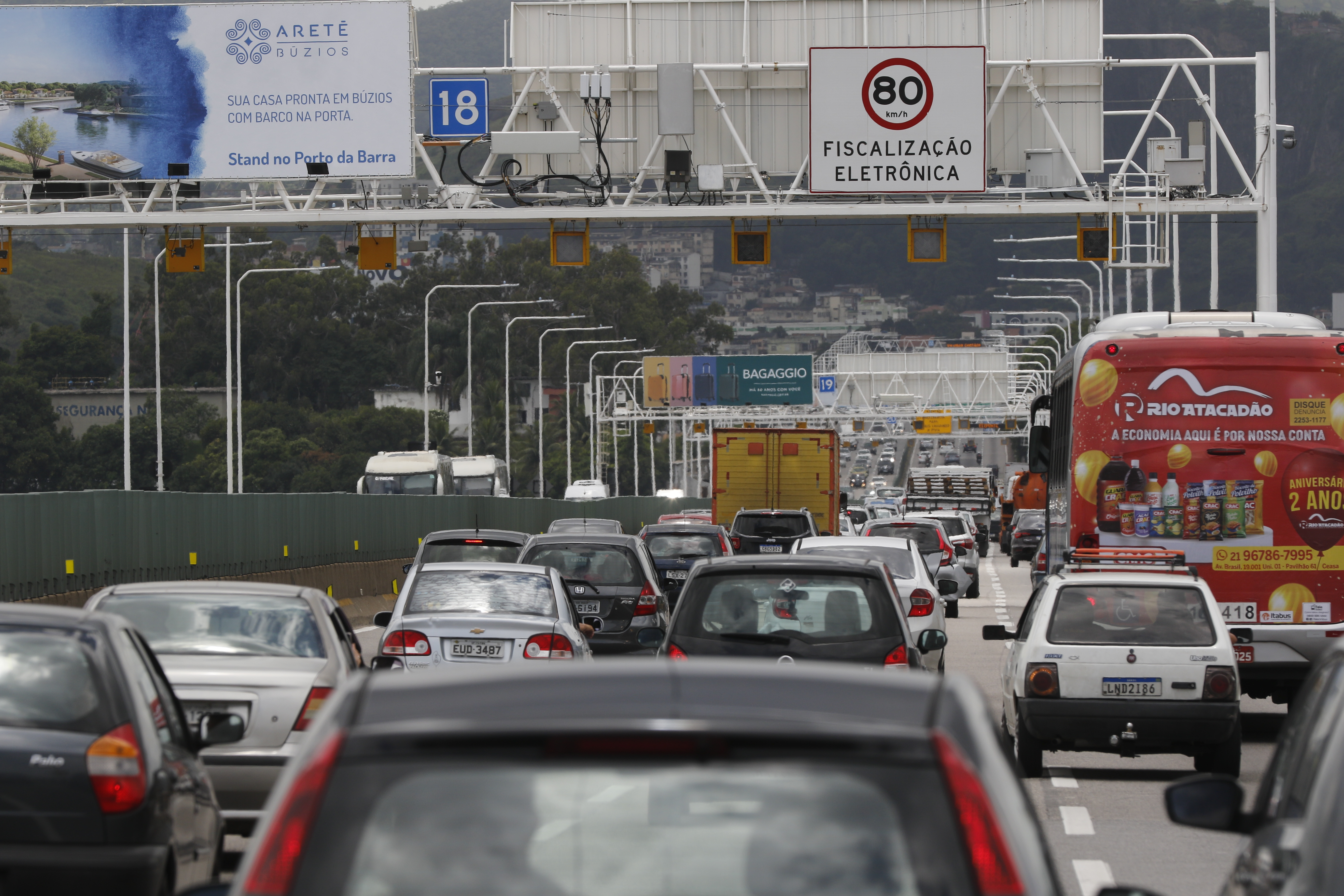 Transito de veiculos para viagens de fim de ano na Ponte Rio-Niterói