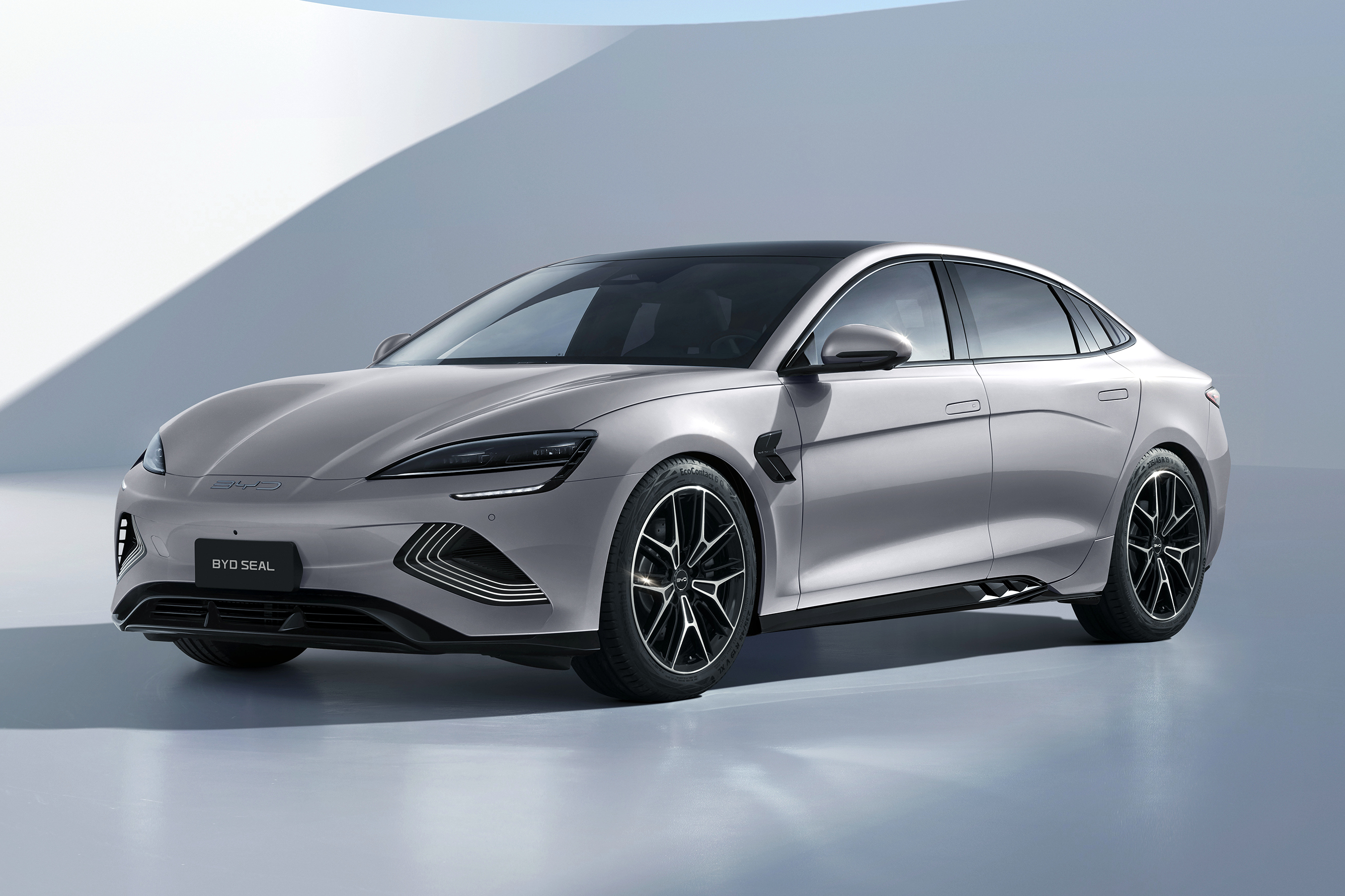 Detalhe das novas rodas de 19 polegadas do BYD Seal 2026, com desenho de raios finos