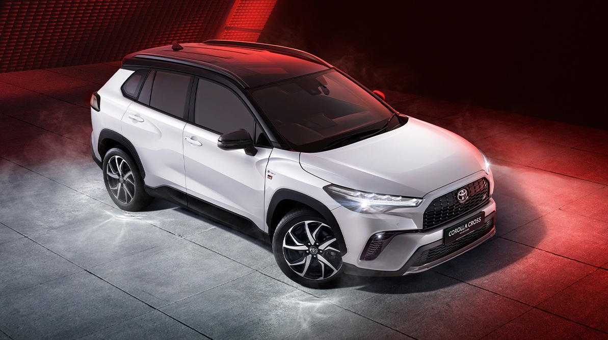 Detalhe do interior do Toyota Corolla Cross GR Sport com costuras vermelhas