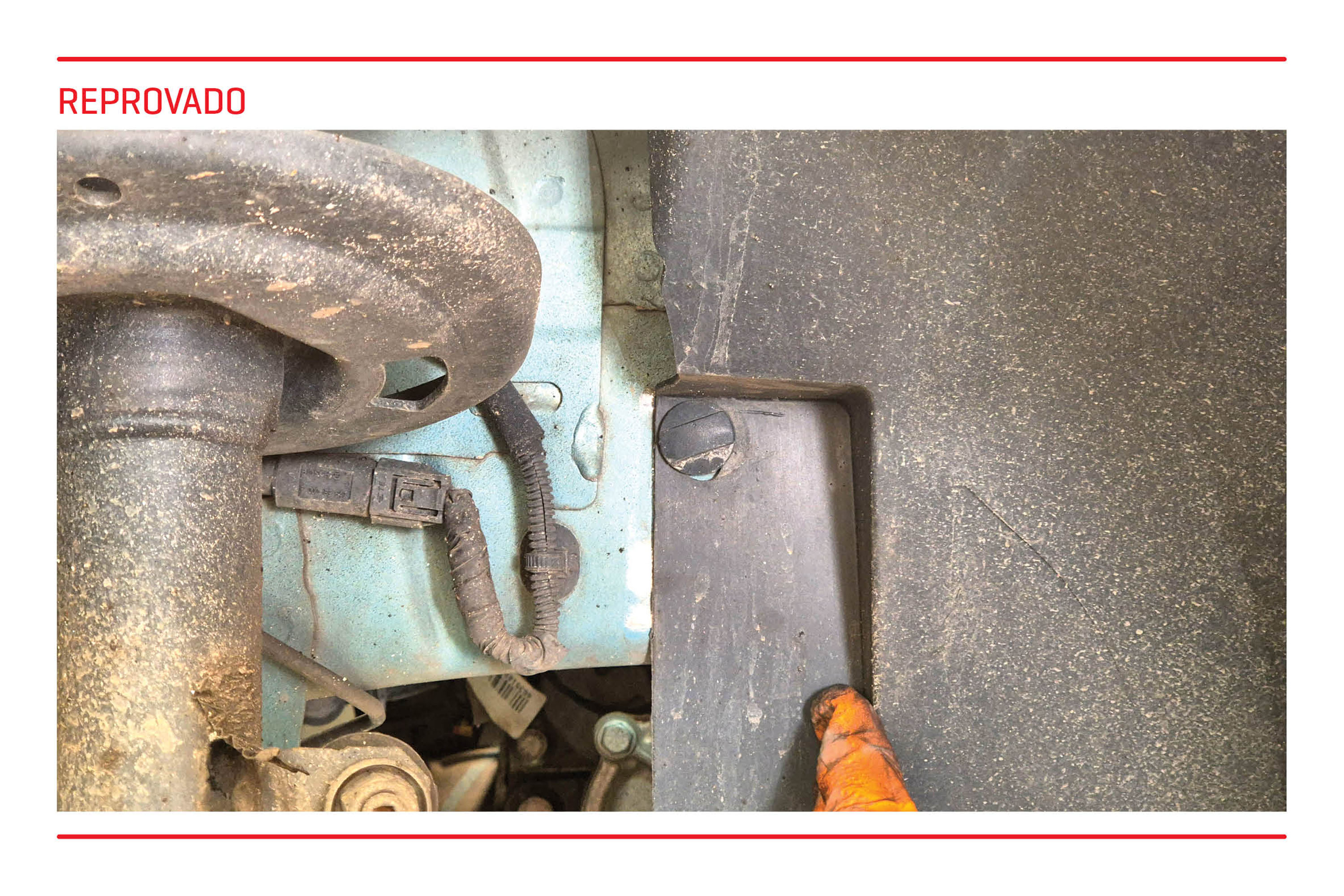 fixação do para-barro Mesmo com todas as presilhas, o para-barro não ficou bem fixado e, com a passagem de vento, teve atrito com a estrutura interna, deixando a região com a lata exposta ao tempo.