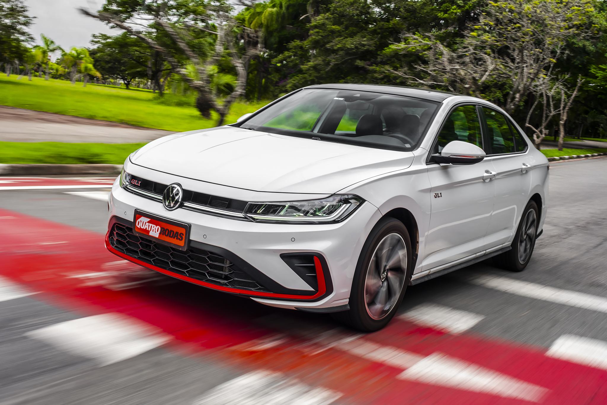 Volkswagen Jetta GLI mantém receita esportiva – que já está defasada