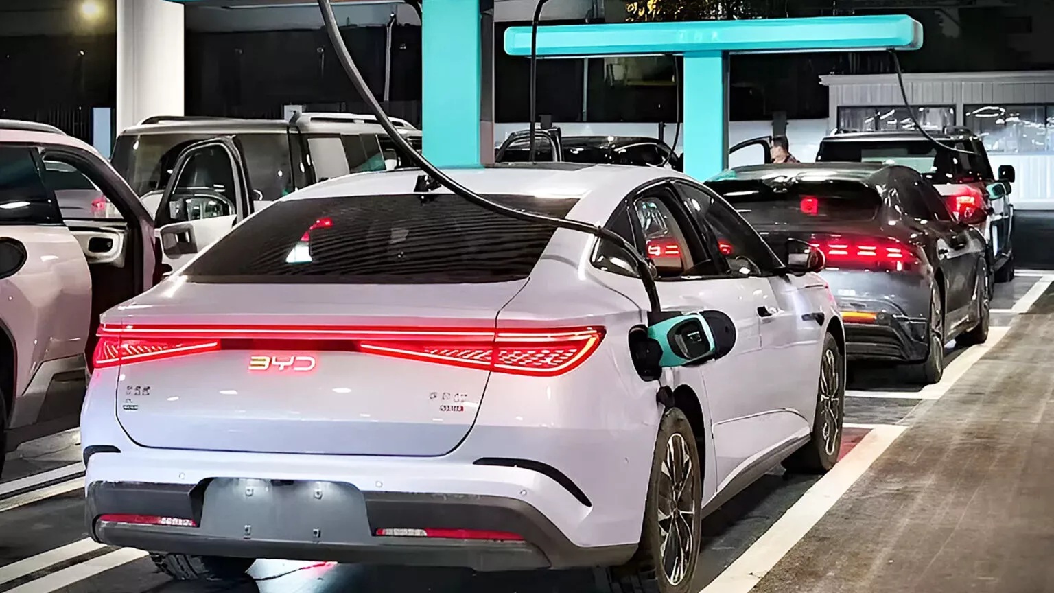 Novos carregadores da BYD são tão rápidos como ir ao posto de gasolina