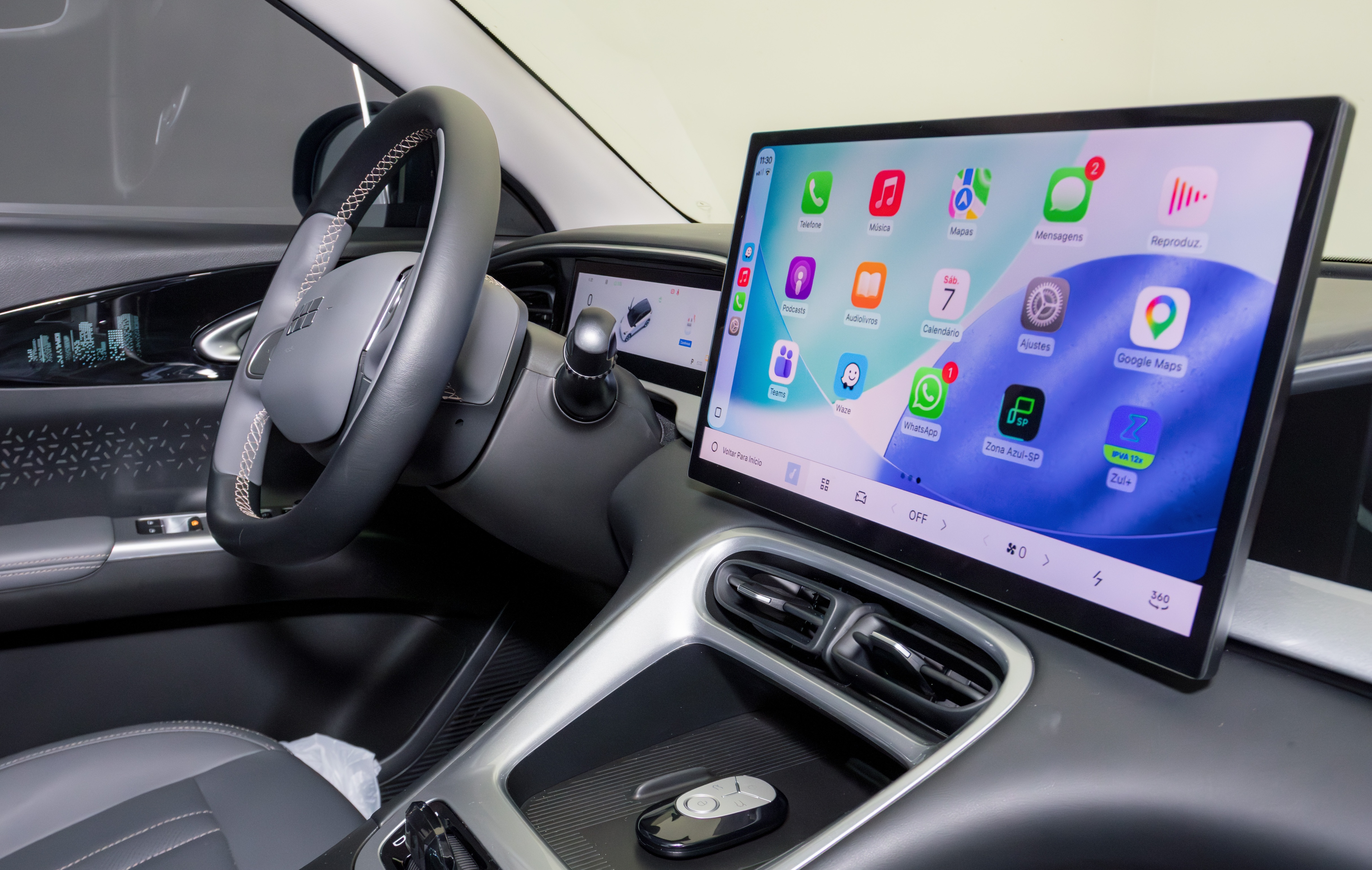 Geely dá R$ 100 em recarga para quem atualizar a central multimídia do EX2