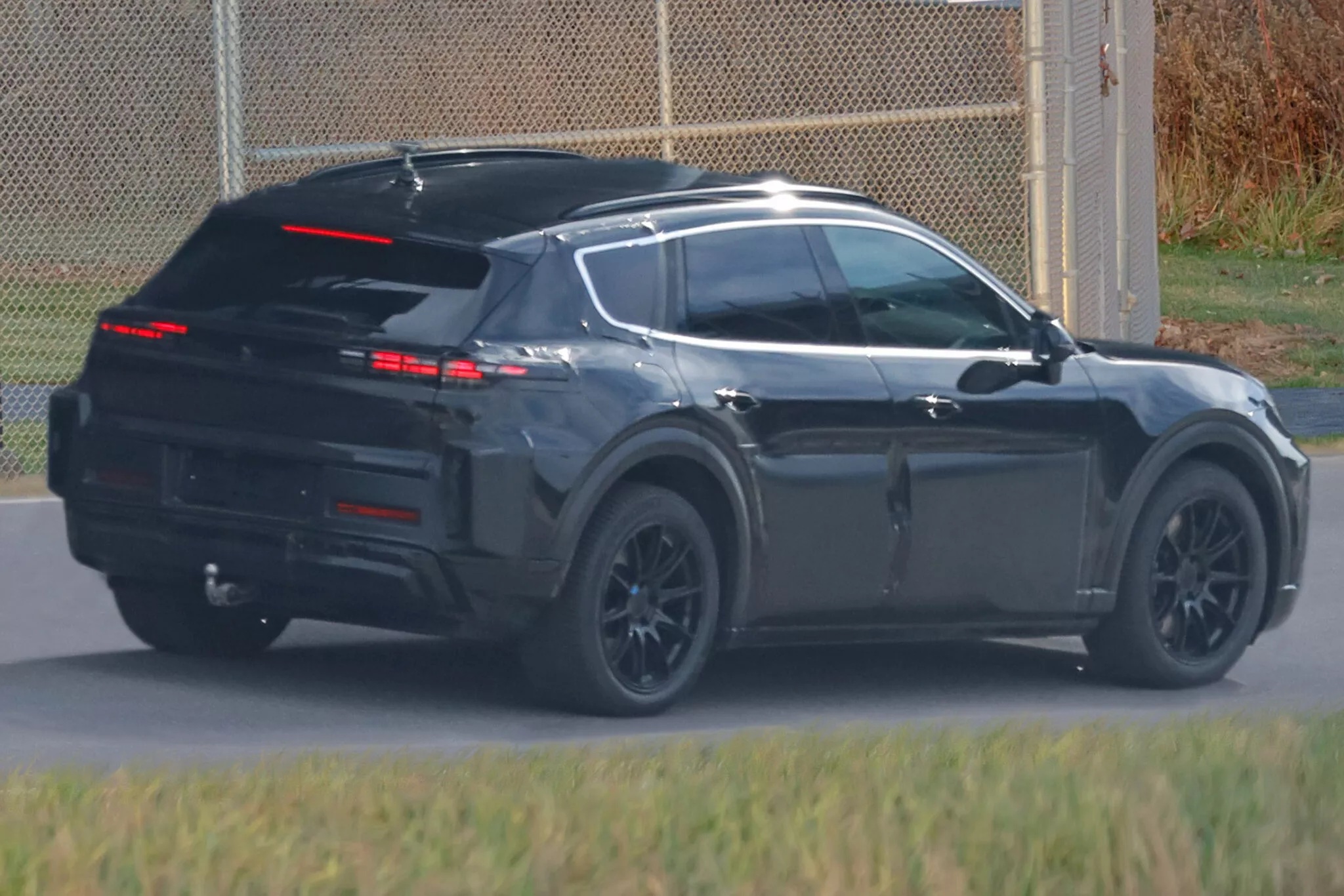 SUV inédito da Porsche terá motores V6 e V8 em vez de elétricos