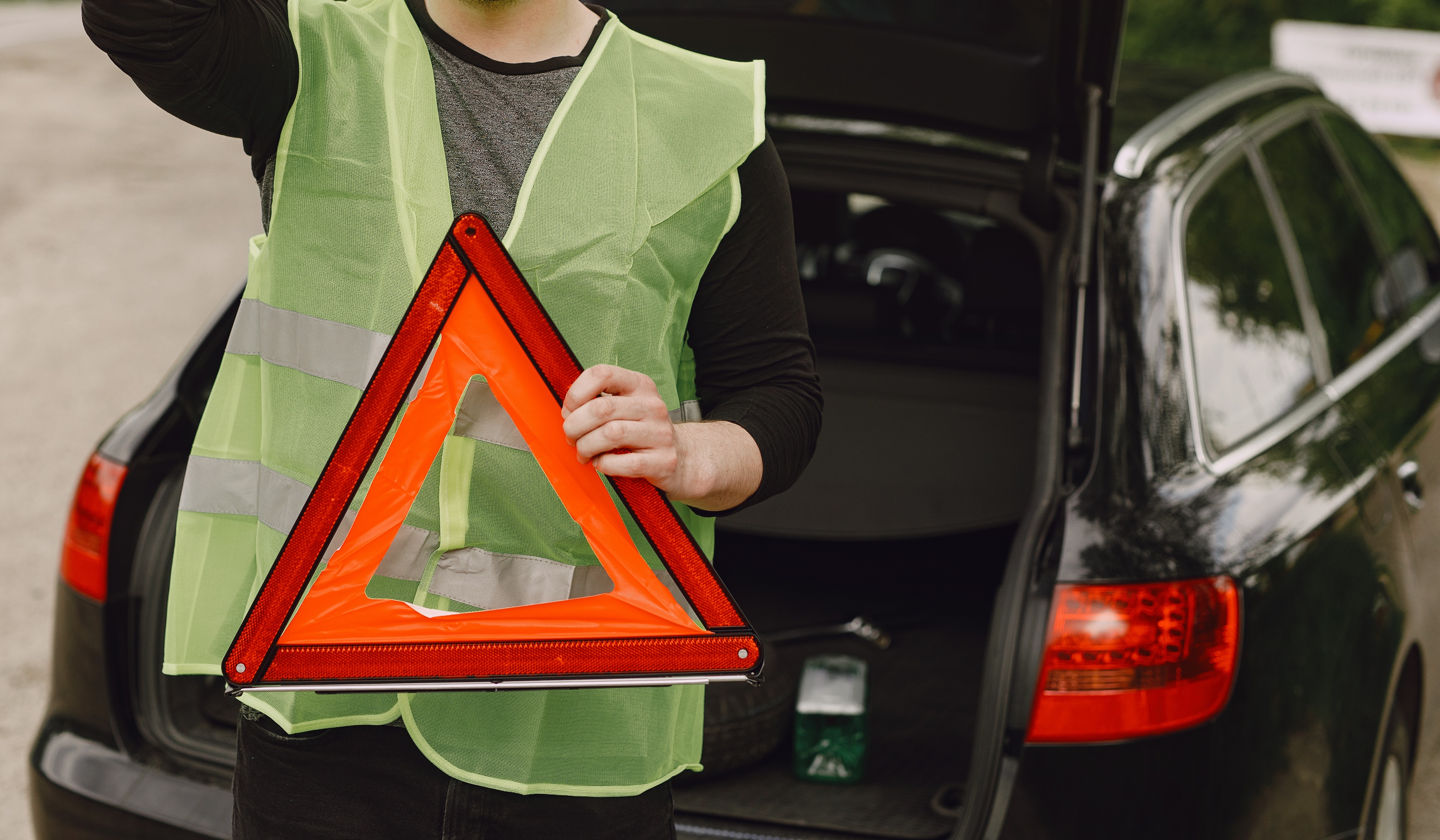 Colete refletivo pode virar item obrigatório dentro do carro no Brasil