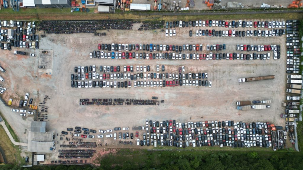 Veículos estacionados em pátio
