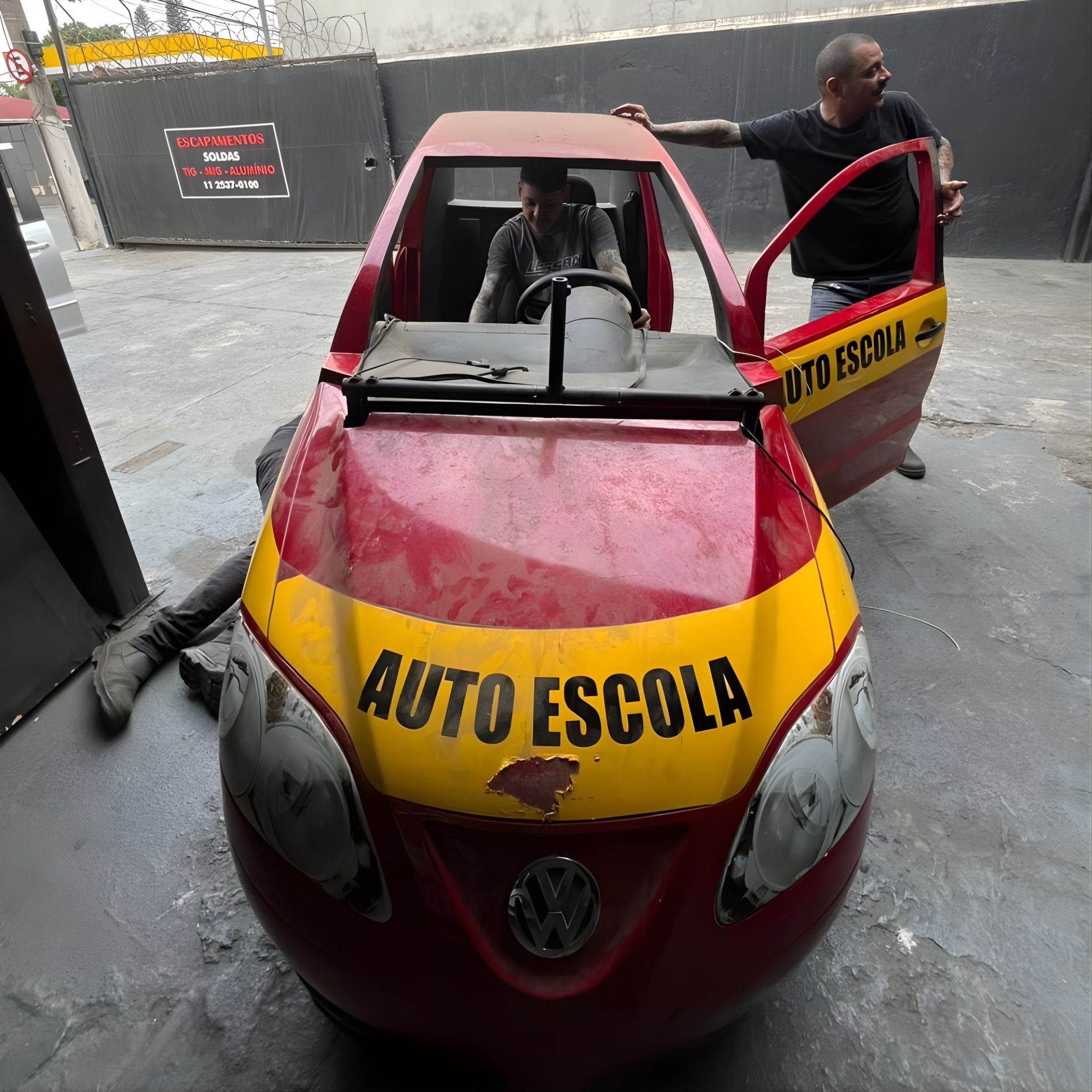 Este VW Fox foi simulador de autoescola e agora é dragster com motor de moto