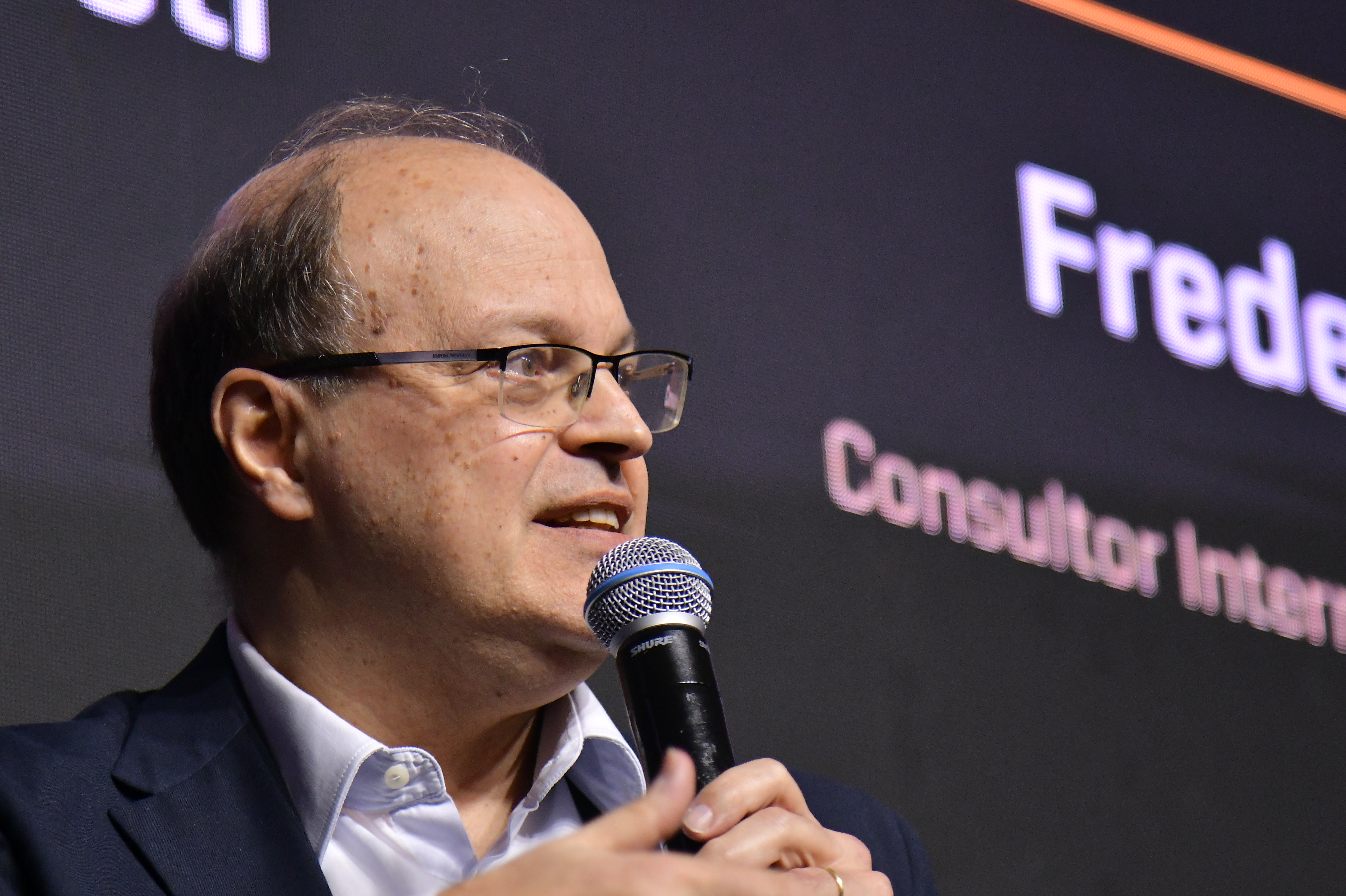 Fórum Quatro Rodas: asfalto bom não é solução se não há sinalização adequada