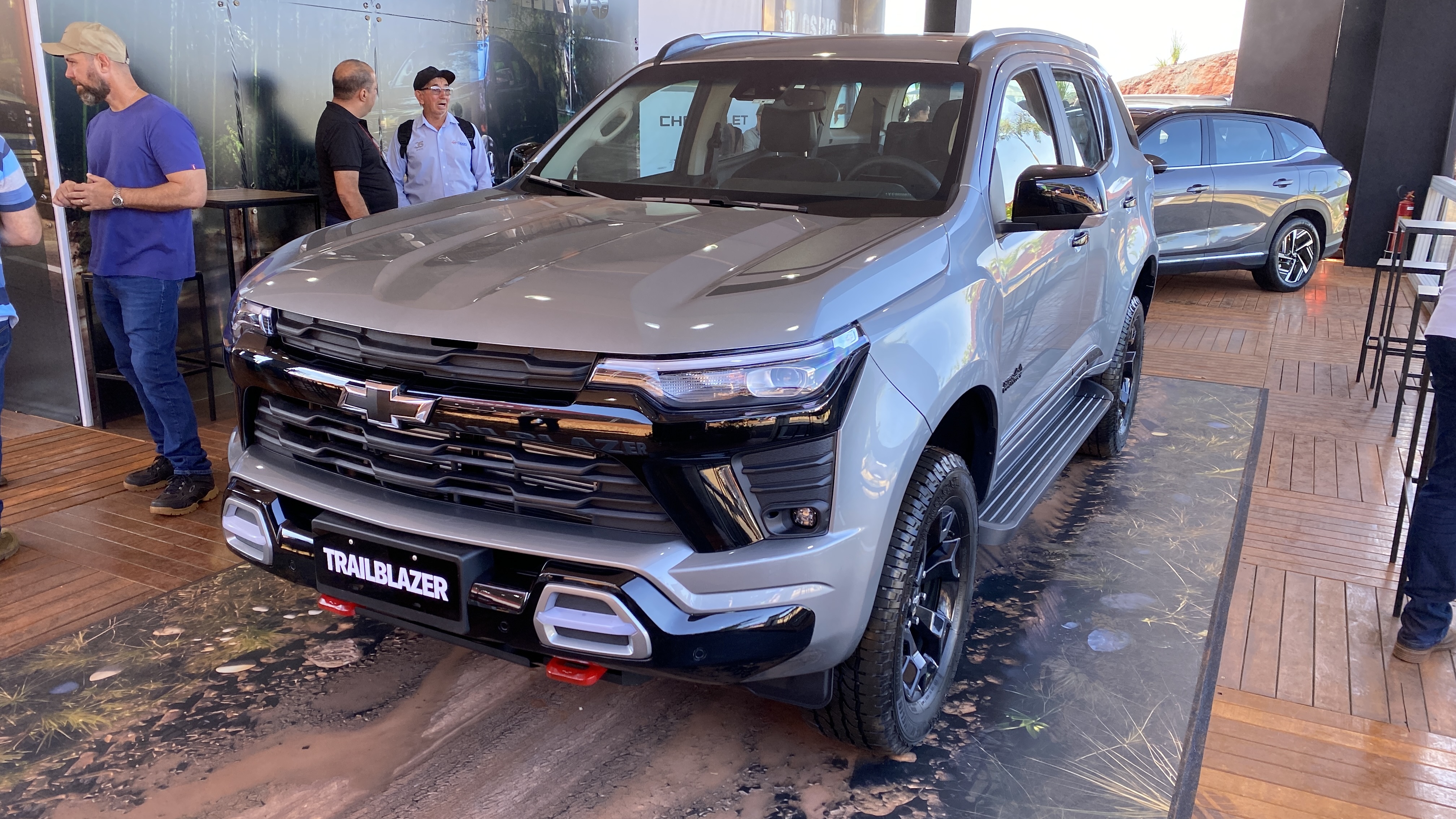 Chevrolet Trailblazer Midnight chega com suspensão elevada e visual escurecido