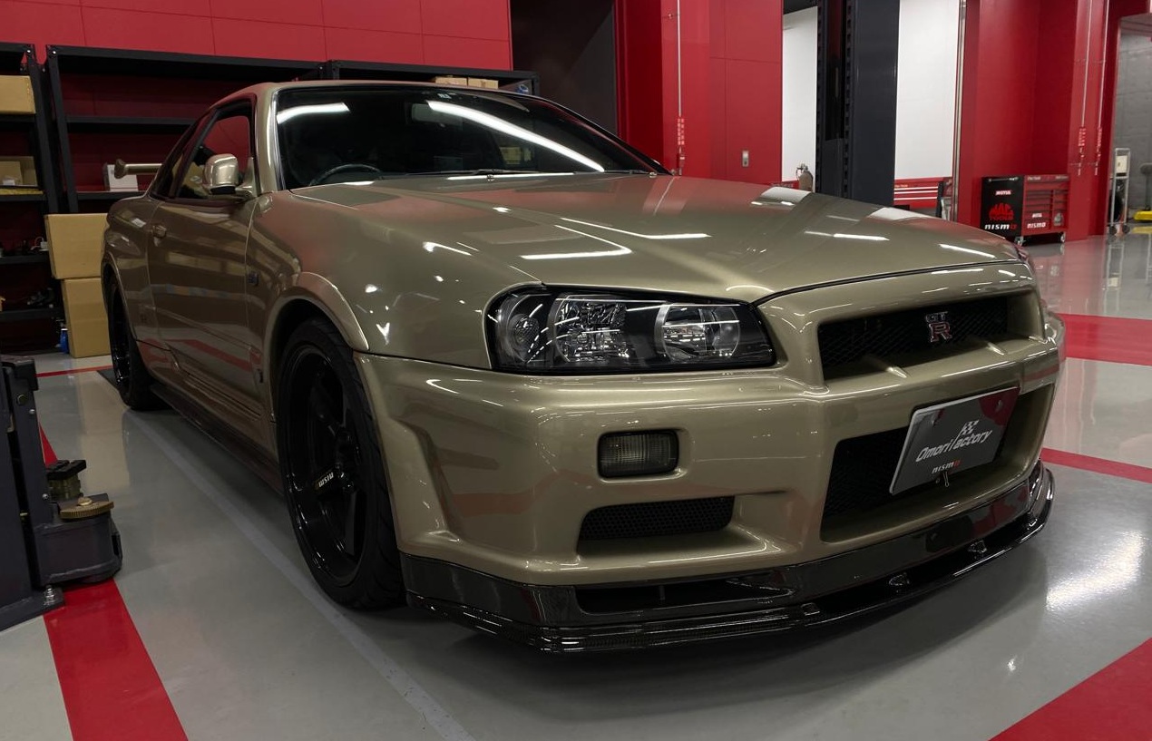 Um Nissan GT-R que será customizado na sede da Nismo em Yokohama, Japão