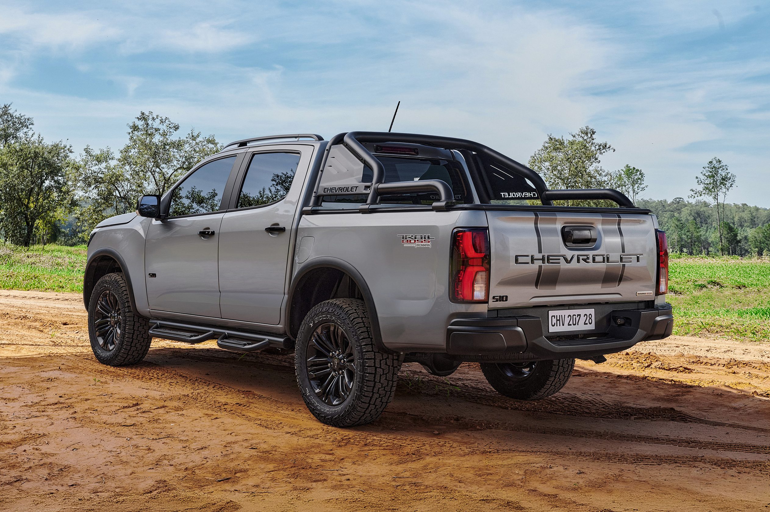 Nova Chevrolet S10 Trail Boss aposta em suspensão mais alta e preparação off-road
