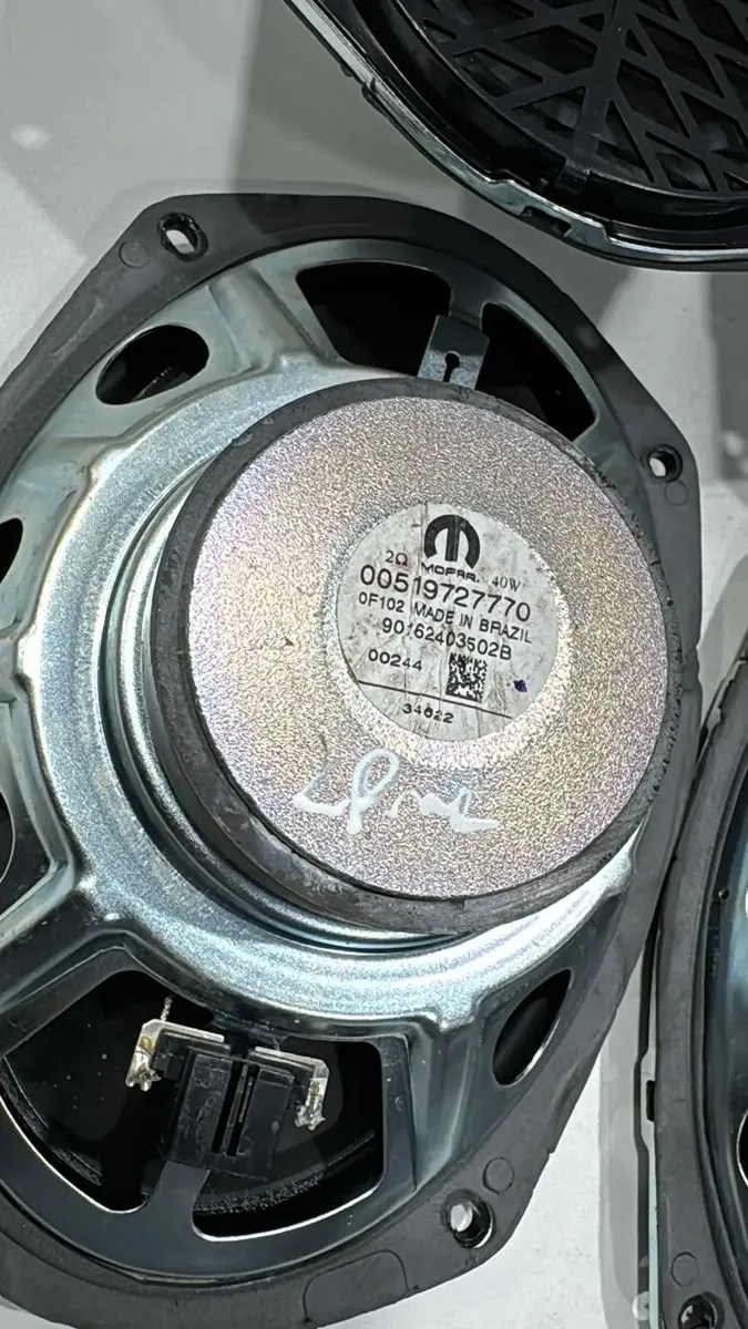 Donos de Jeep Commander descobrem que som Harman Kardon usa alto-falantes comuns