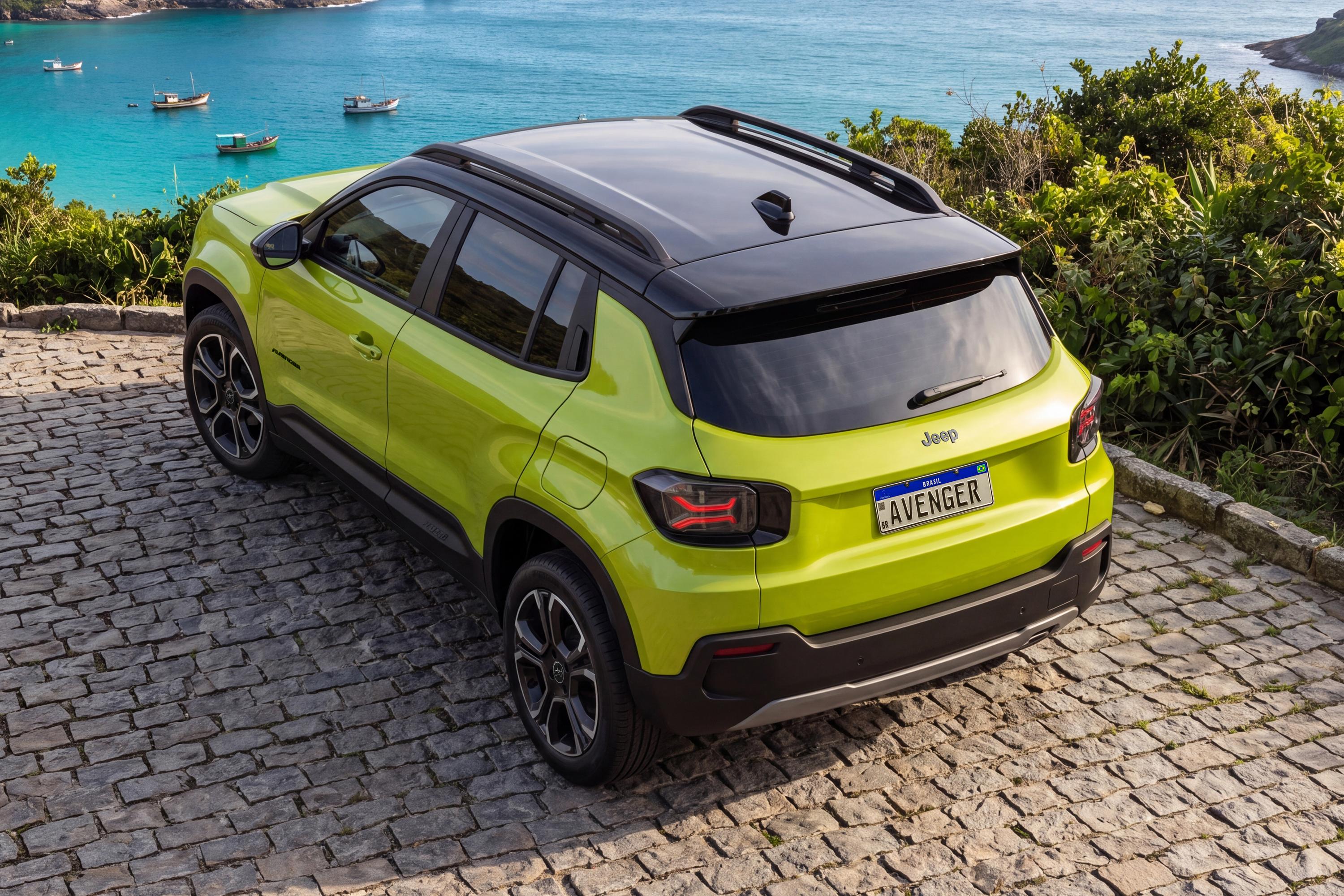 Jeep Avenger 2027 versões traseira 3/4