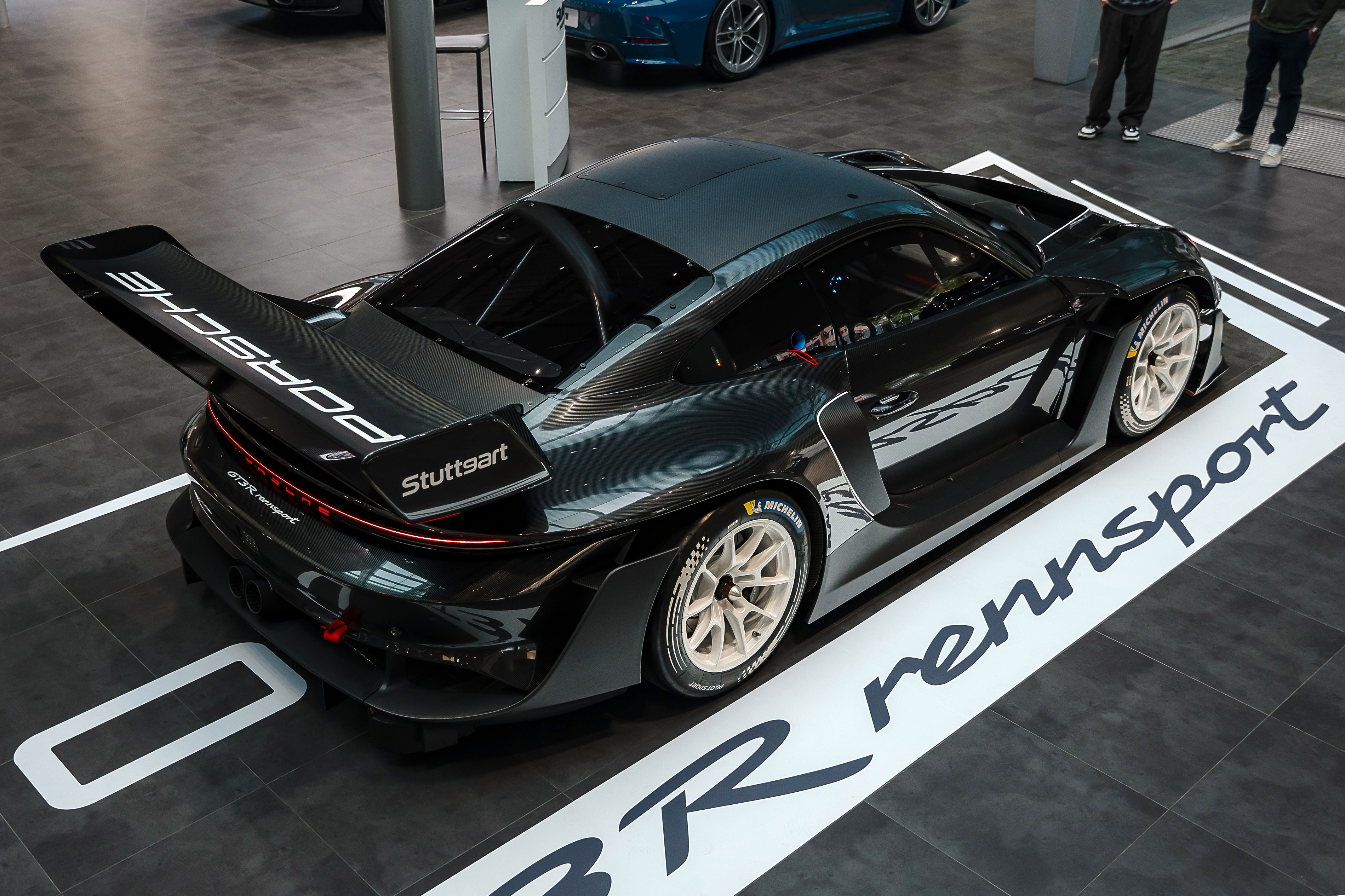 Porsche 911 GT3 R Rennsport é proibido nas ruas e nas pistas e está exposto no Brasil