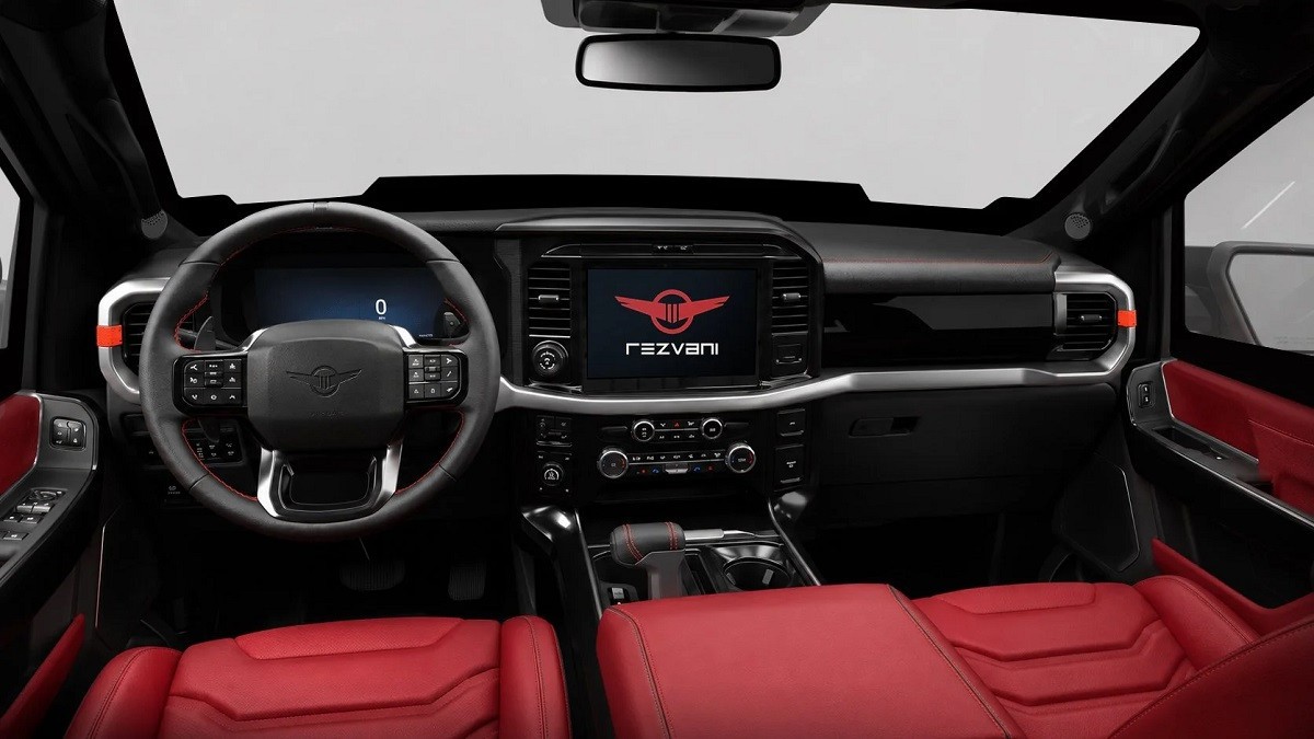 Interior de um carro moderno com bancos de couro vermelho, volante multifuncional preto e tela central exibindo o logotipo Rezvani. O painel é predominantemente preto com detalhes cromados e saídas de ar retangulares.