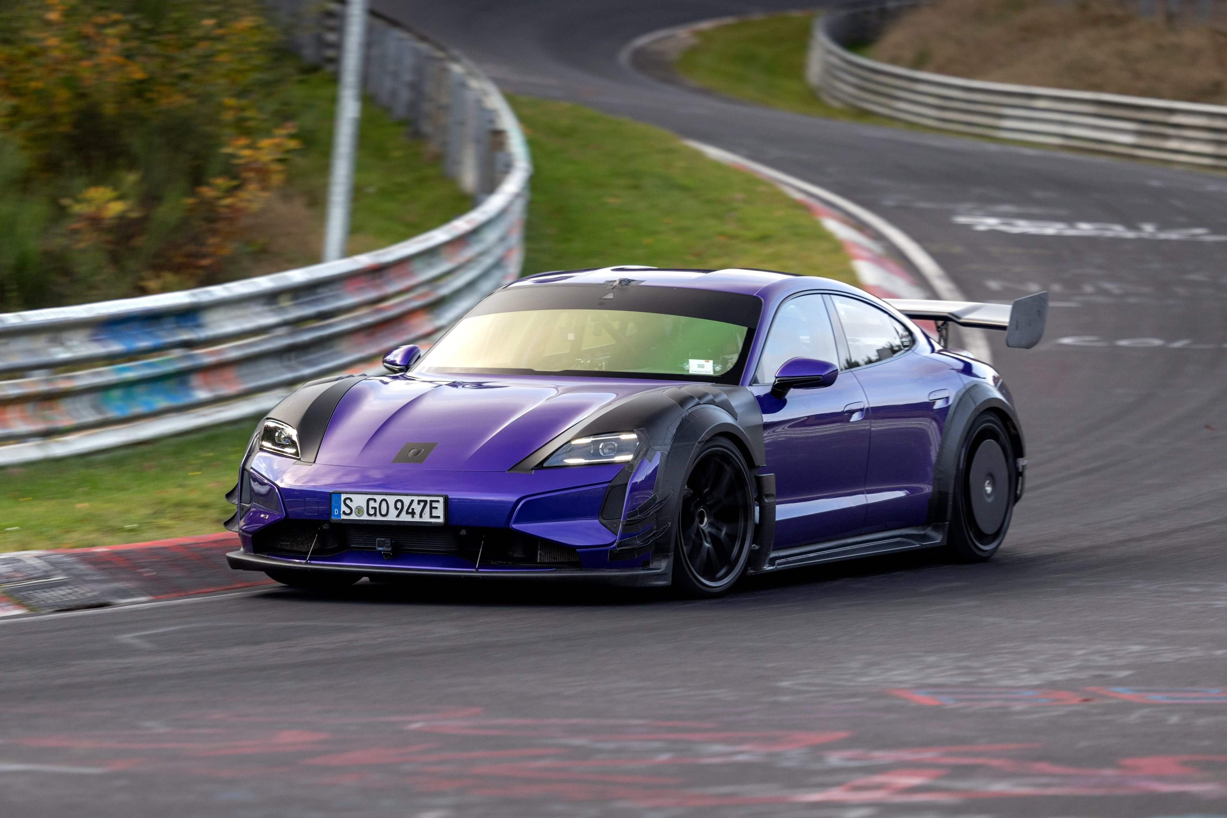 Porsche Taycan Turbo GT Manthey baixa tempo em Nürburgring e engole Xiaomi elétrico