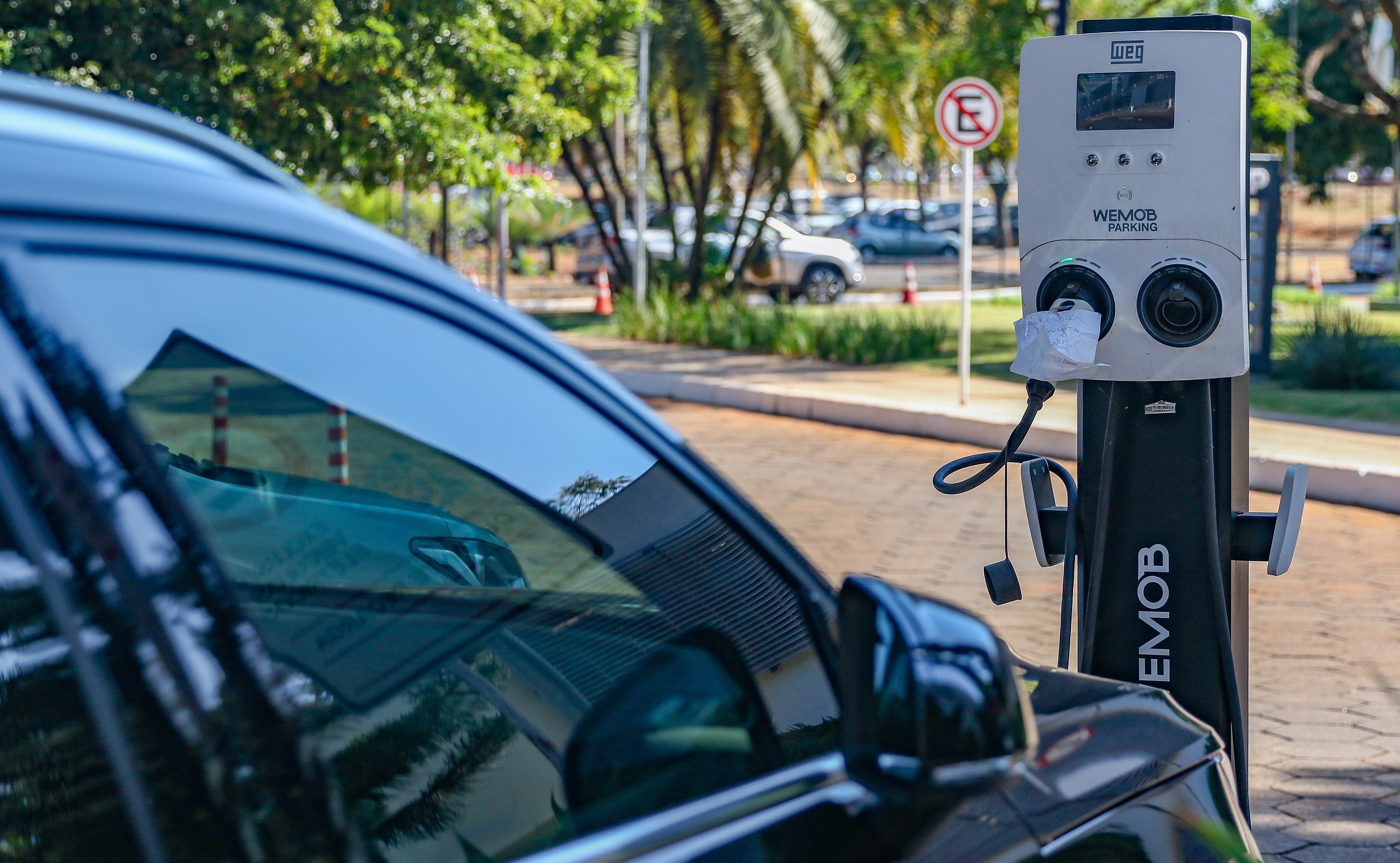 Carro el&eacute;trico sendo carregado em ponto recarga em Bras&iacute;lia