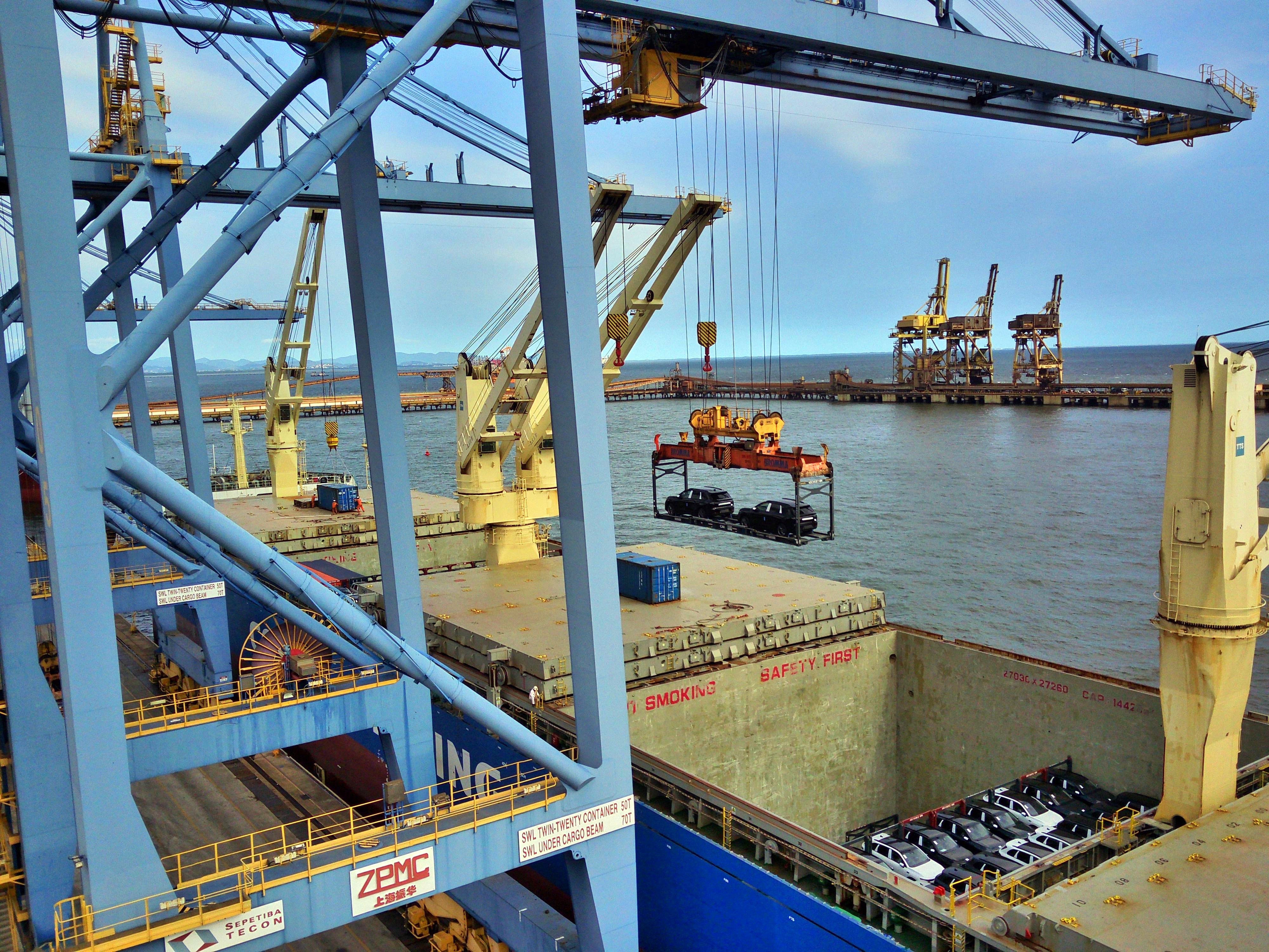 Leapmotor dribla falta de navios e passa a importar carros amarrados em pranchas