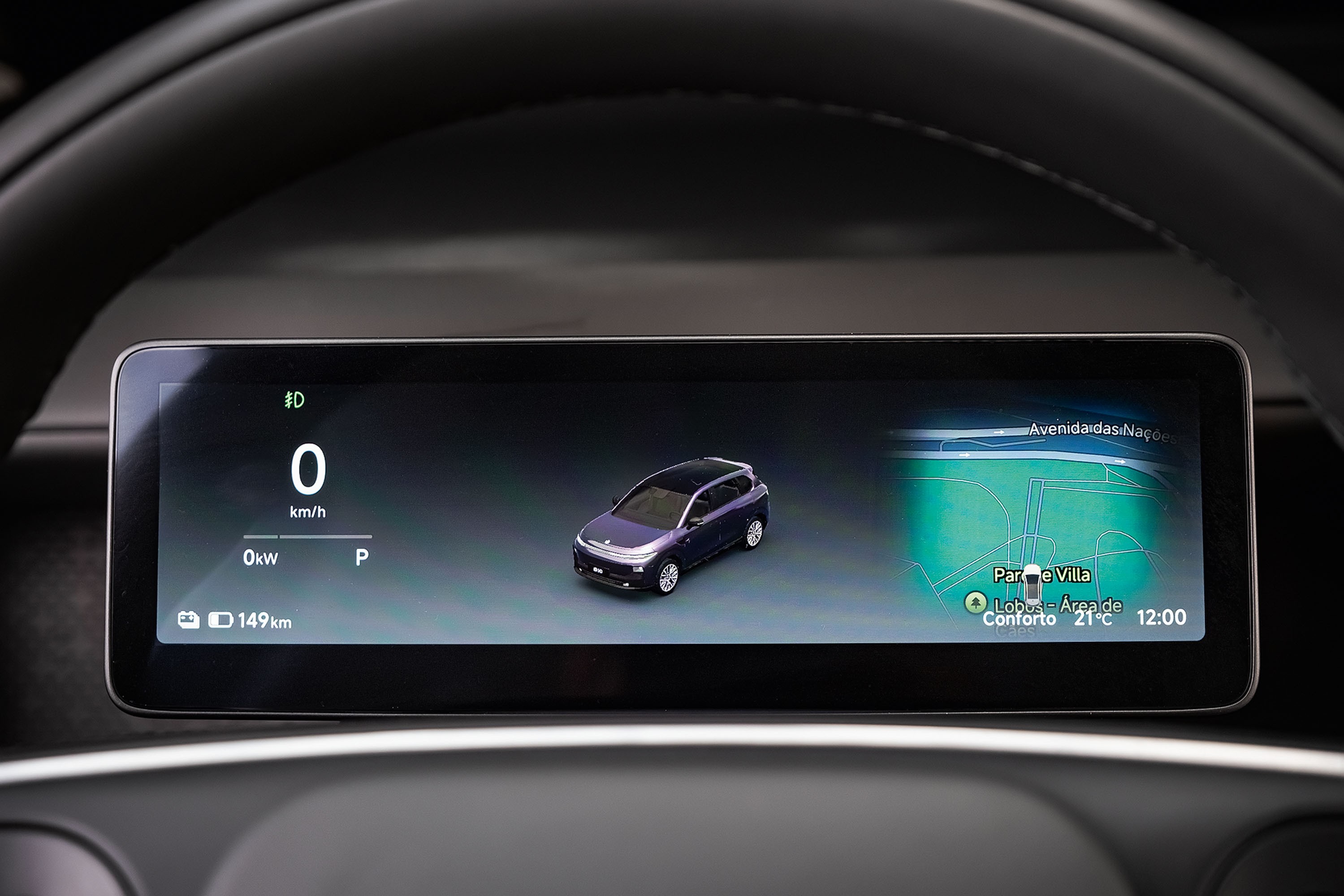Painel digital de carro com velocímetro marcando 0 km/h, autonomia de 149 km, e um carro roxo em 3D. À direita, um mapa com a localização atual em Parque Villa, temperatura de 21°C e horário 12:00