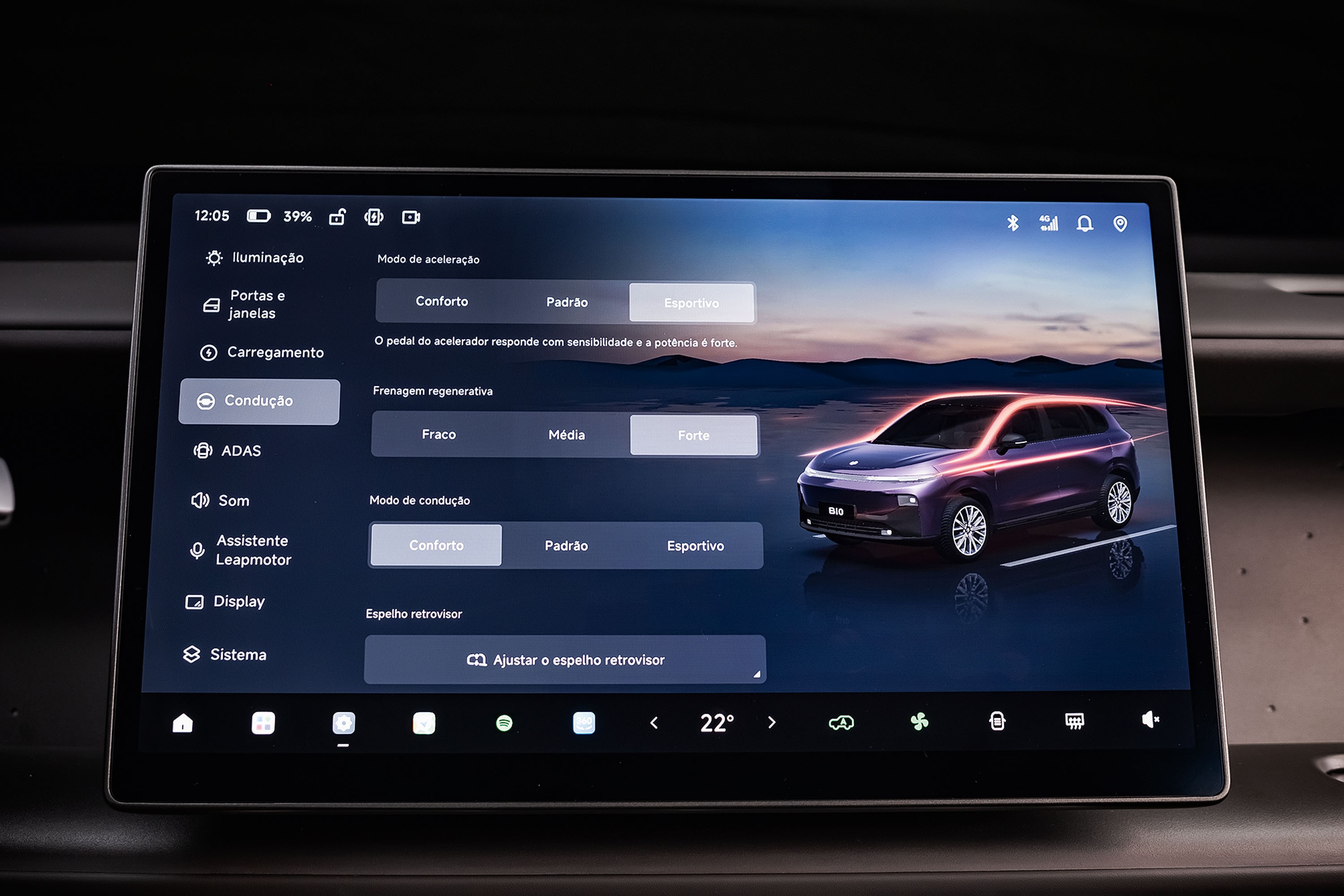 Tela de carro com menu de configurações de condução, mostrando opções como Modo de aceleração e Frenagem regenerativa com Forte selecionado. À direita, um carro roxo com luzes neon em um cenário de pôr do sol.
