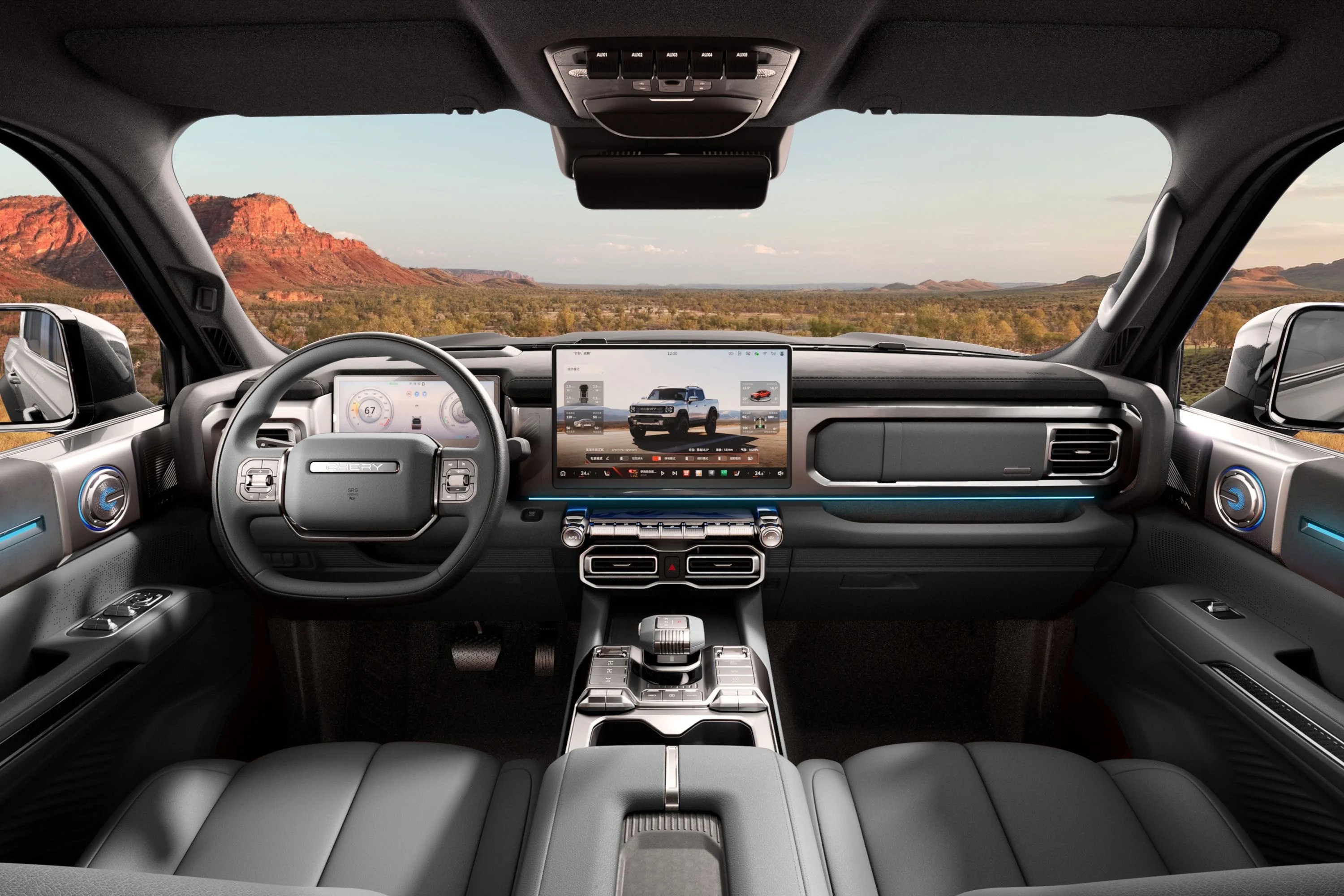 Interior de um carro moderno com painel escuro e detalhes em azul claro, volante multifuncional, tela central exibindo uma picape branca e um cenário desértico com montanhas avermelhadas ao fundo