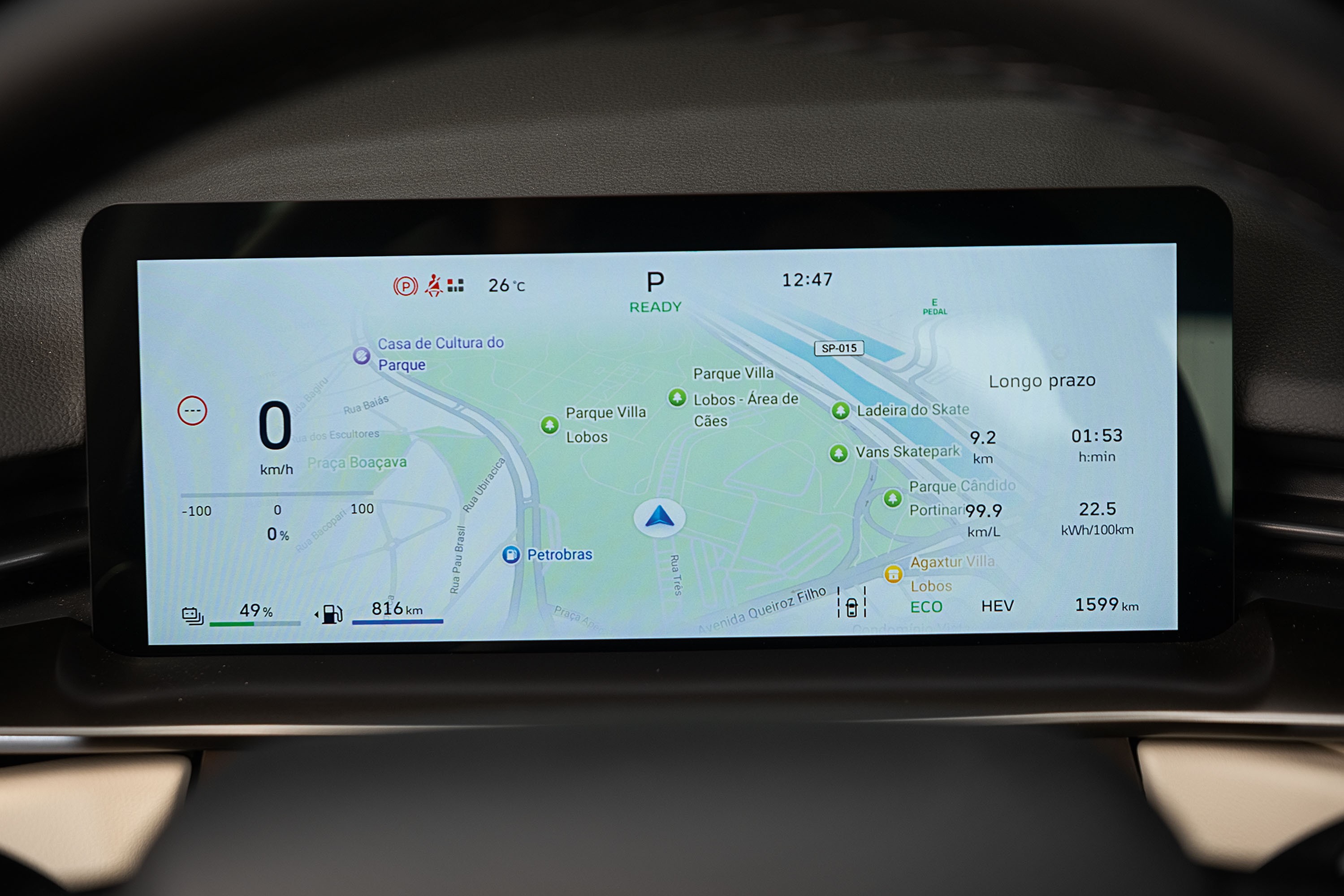 Painel digital de carro exibindo mapa de São Paulo com destaque para o Parque Villa Lobos, velocidade zero, 49% de bateria e autonomia de 816 km