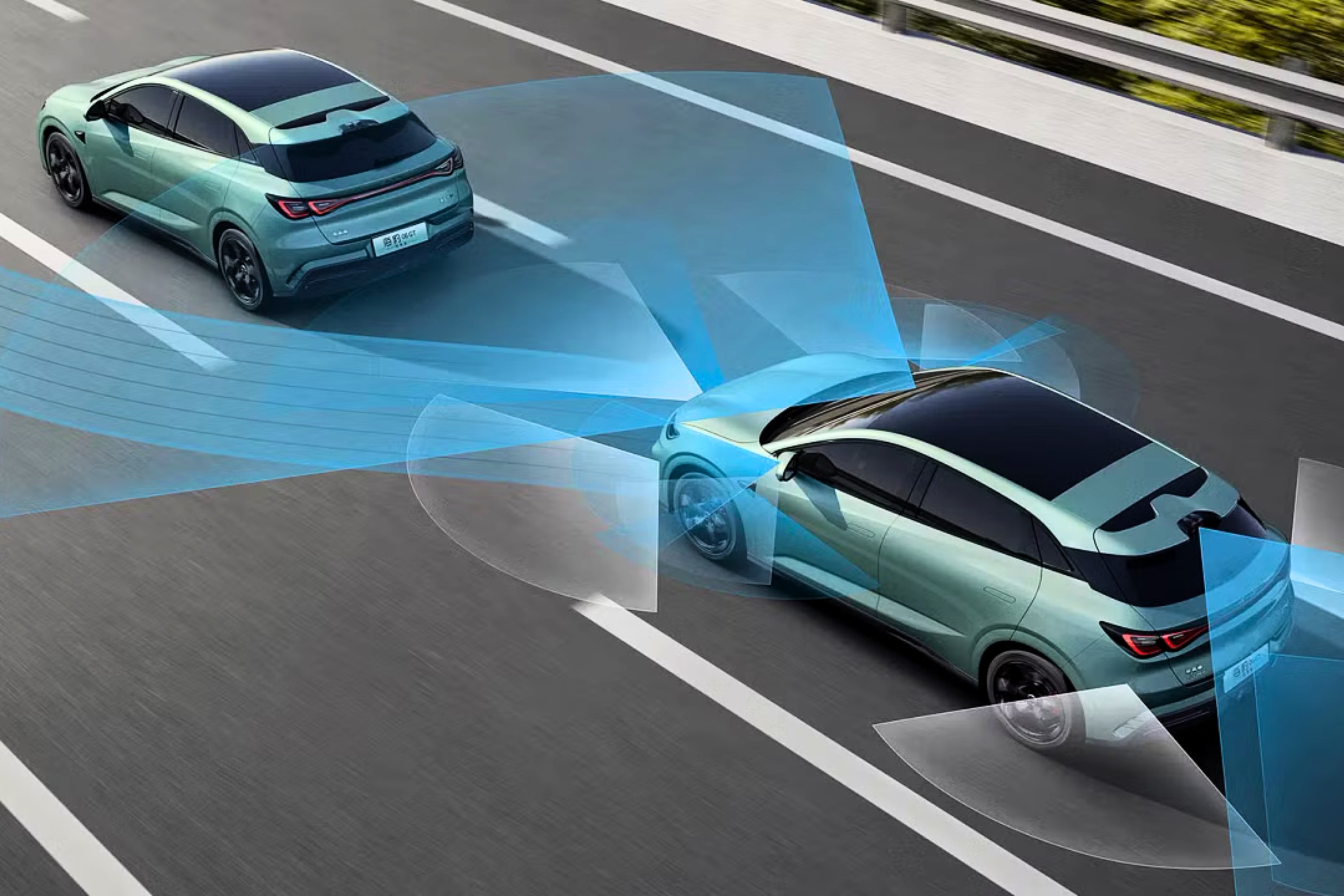 Dois carros verdes-água com teto preto em uma estrada, com feixes de luz azul simulando sensores de proximidade e assistência ao motorista