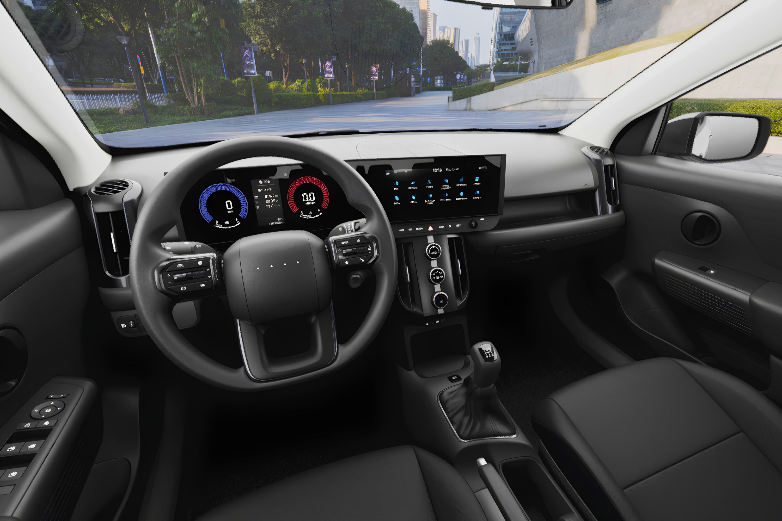 Interior de um carro moderno com painel preto, volante multifuncional e duas telas digitais. A tela principal exibe ícones de aplicativos, enquanto a do motorista mostra velocímetro e conta-giros. O câmbio manual e o assento do passageiro são visíveis, com uma rua arborizada ao fundo através do para-brisa