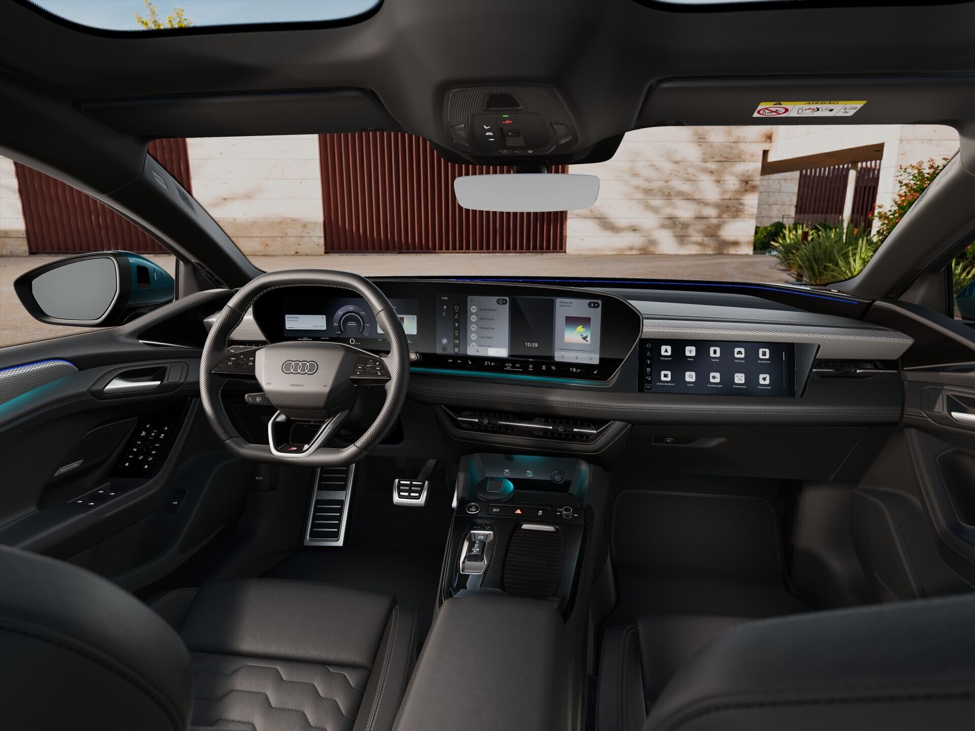 Interior de um carro Audi moderno, com volante multifuncional, painel digital com telas sensíveis ao toque exibindo informações e aplicativos. Os bancos são de couro preto, e o exterior visível pela janela mostra uma parede texturizada e vegetação