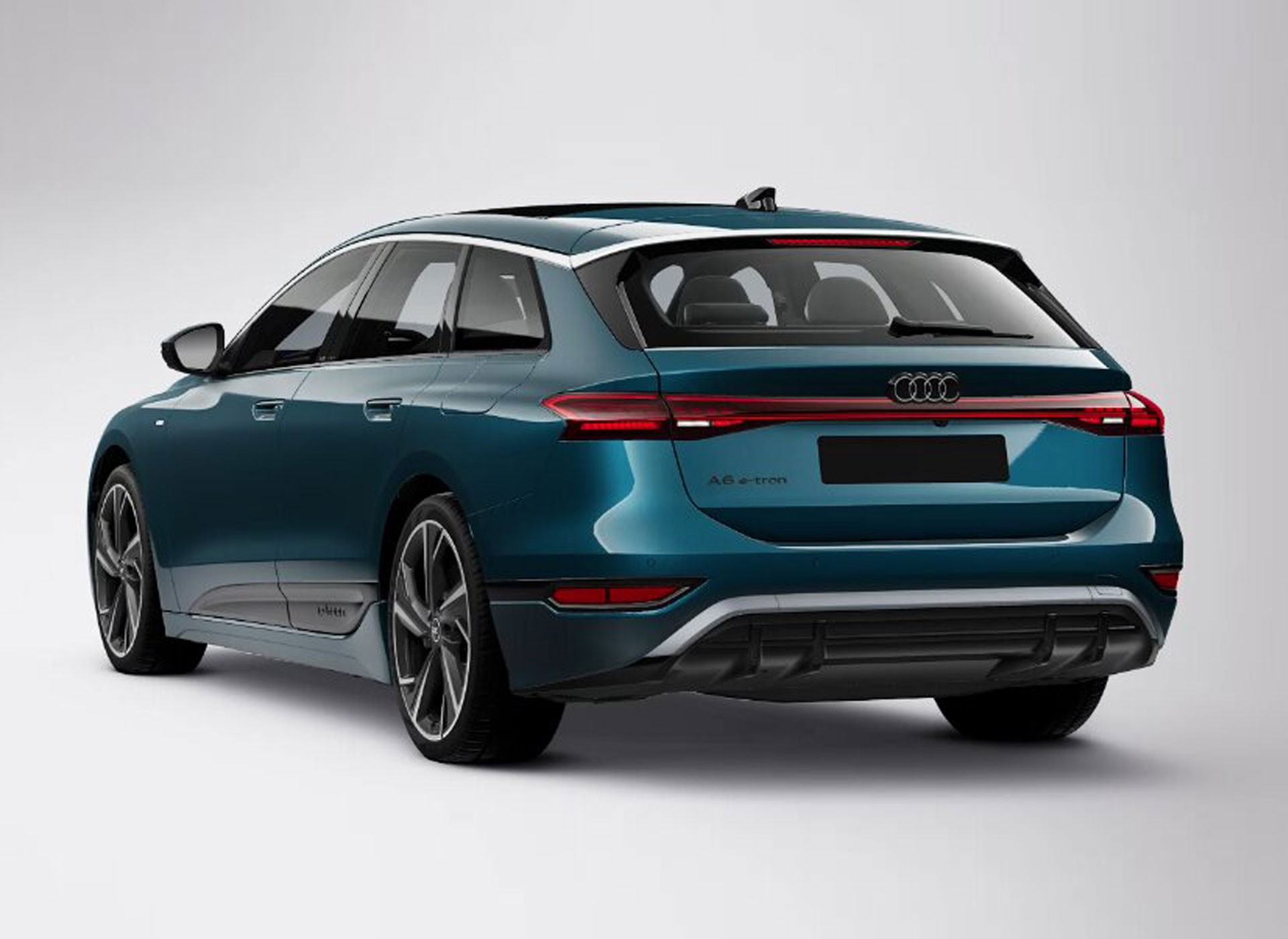 Traseira e lateral direita de um carro Audi A6 Avant e-tron azul-petróleo, com teto solar, rodas esportivas e lanternas traseiras em LED interligadas, sobre fundo branco