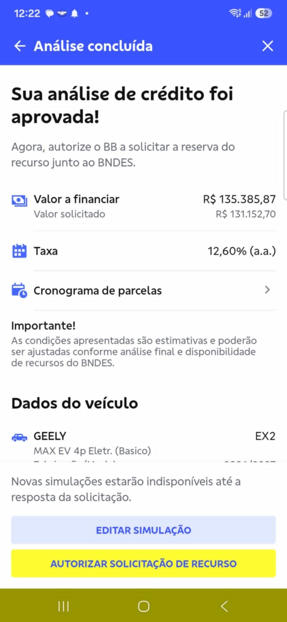 Tela de aplicativo bancário exibindo Análise concluída e Sua análise de crédito foi aprovada!. Detalhes incluem valor a financiar de R$ 135.385,87, taxa de 12,60% (a.a.), e dados do veículo Geely MAX EV 4p Eletr. (Básico). Botões EDITAR SIMULAÇÃO e AUTORIZAR SOLICITAÇÃO DE RECURSO estão visíveis