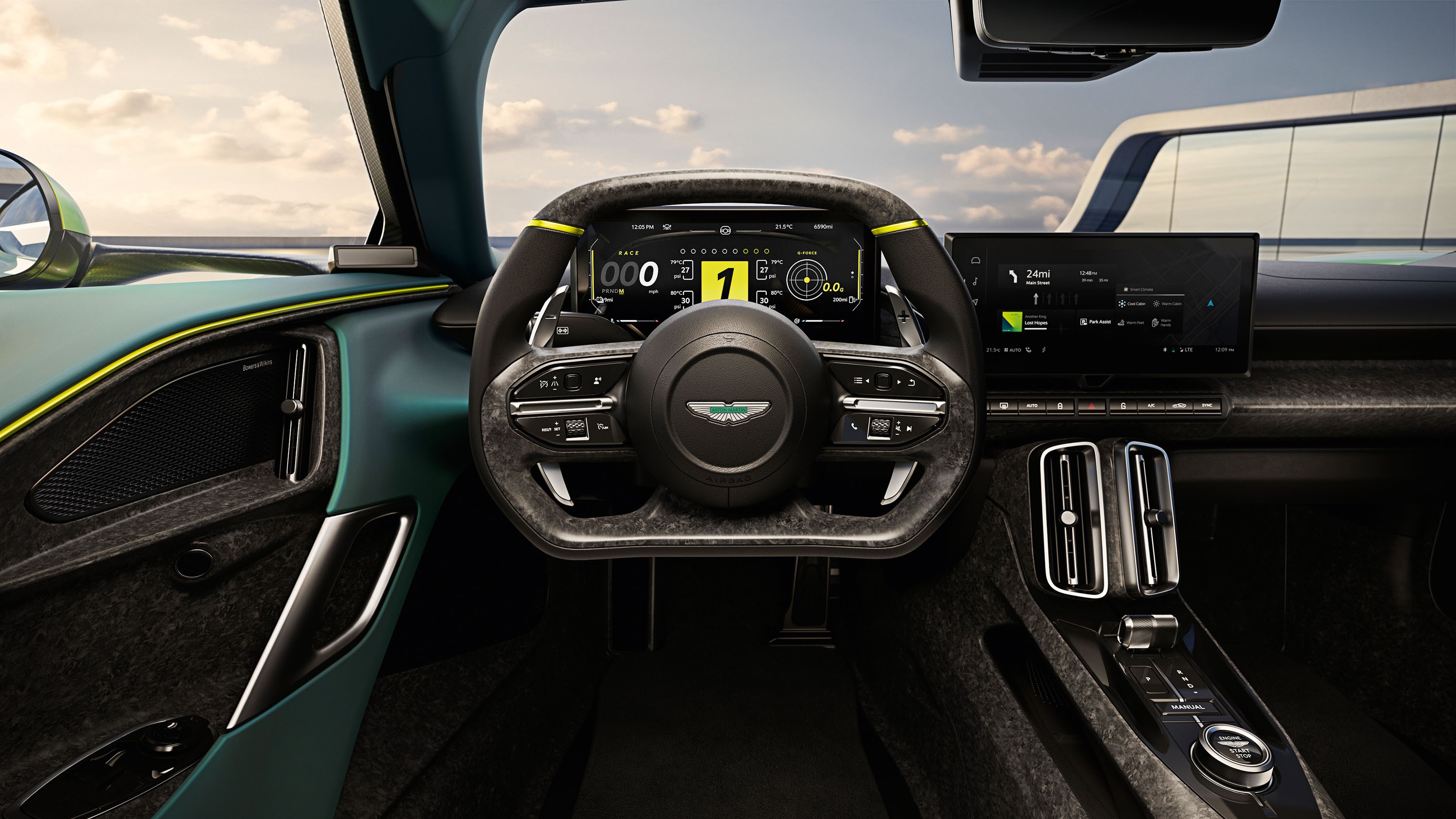 Interior de um carro esportivo Aston Martin, com volante de fibra de carbono e detalhes em verde-limão. O painel digital exibe o número 1 em destaque, e uma tela multimídia à direita mostra um mapa de navegação. O acabamento interno é em tons escuros, com detalhes em verde-azulado nas portas e costuras amarelas. O céu nublado é visível pelas janelas