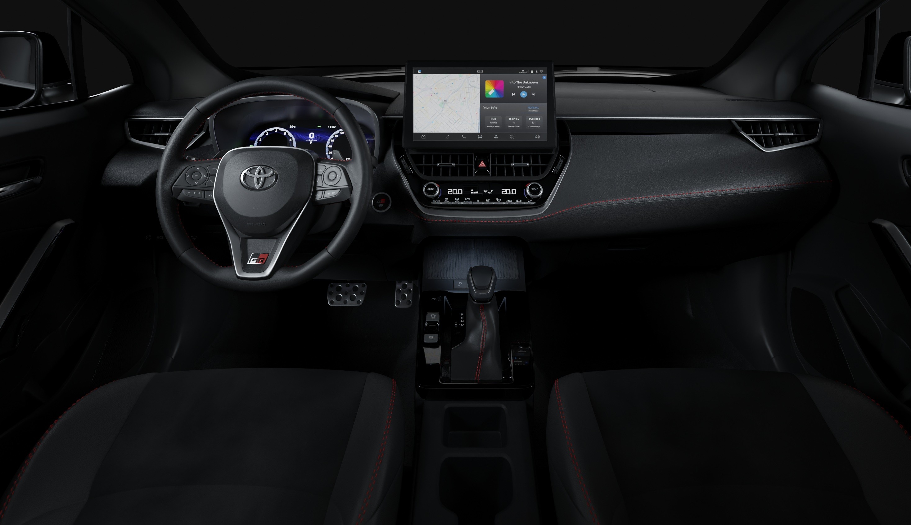 Interior de carro moderno com painel escuro, volante multifuncional com logo Toyota e detalhe GR, tela multimídia central exibindo mapa e cores, e bancos pretos com costura vermelha