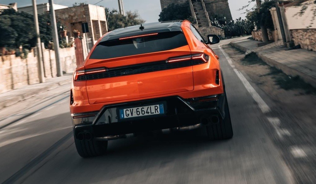 Na contramão dos elétricos, nova geração do Lamborghini Urus terá motor V8