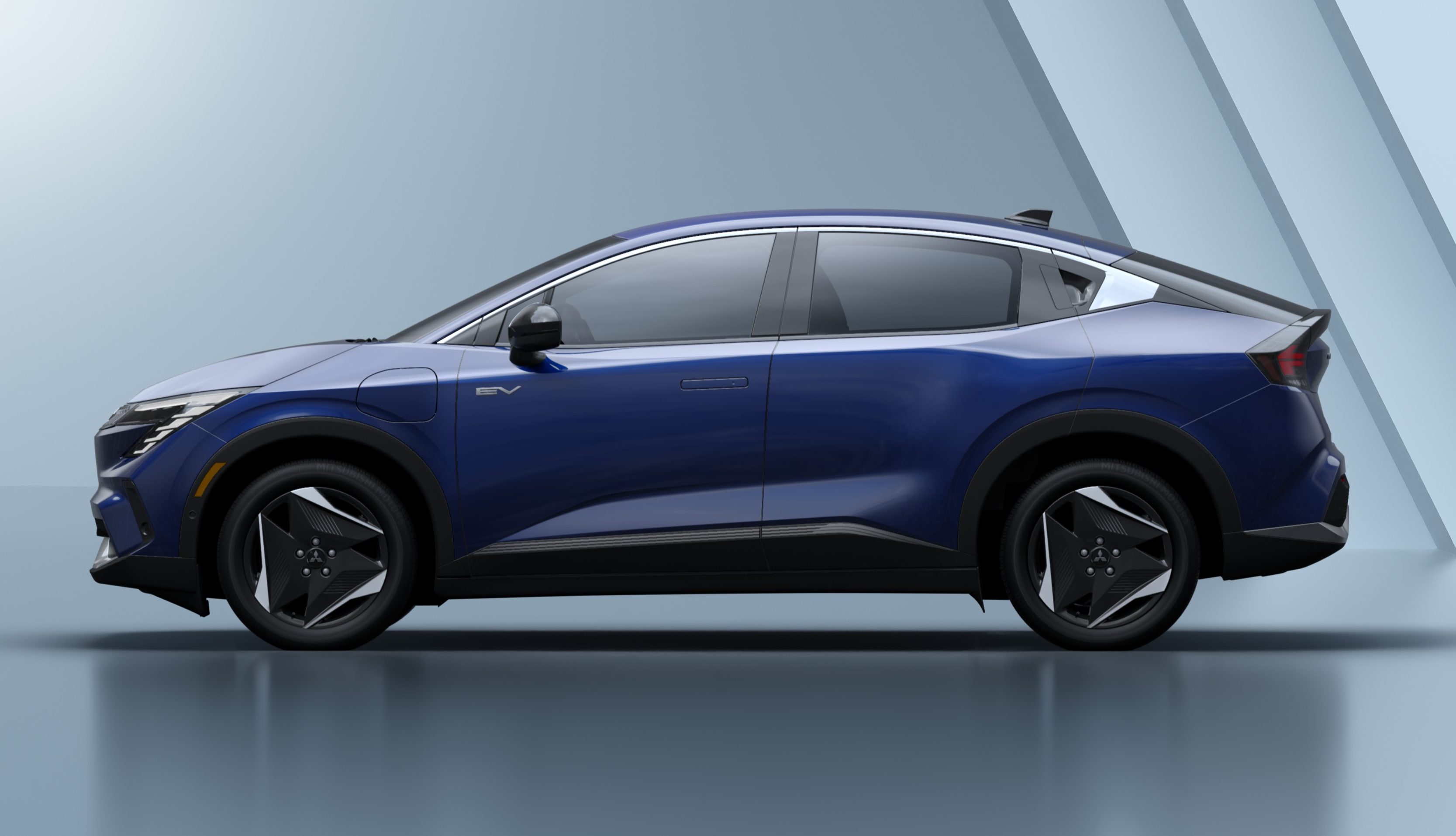 Carro el&eacute;trico azul-marinho, modelo SUV cup&ecirc;, visto de perfil em um est&uacute;dio com fundo azul claro e detalhes geom&eacute;tricos