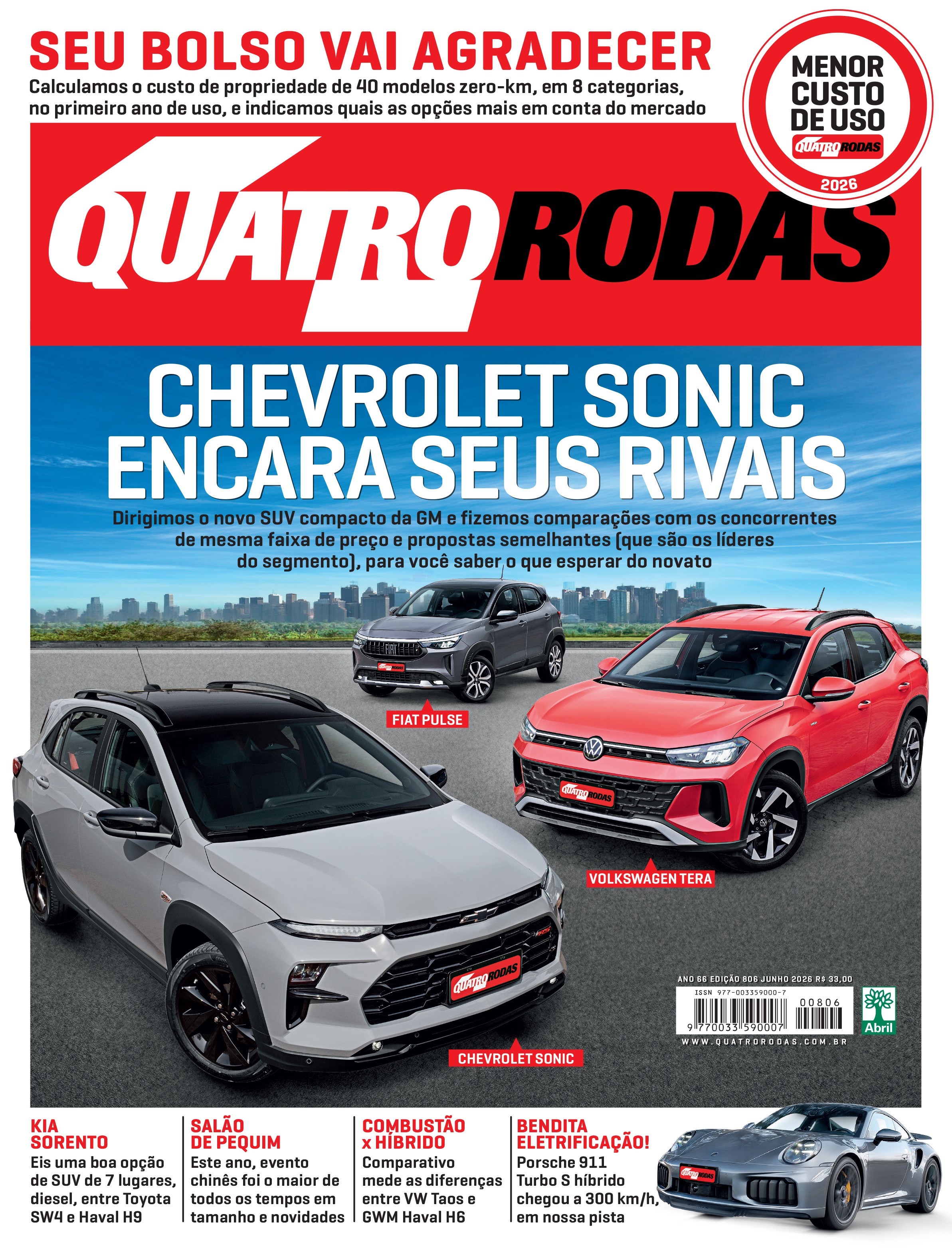 Capa da revista Quatro Rodas com o título Chevrolet Sonic encara seus rivais. Três SUVs compactos em destaque: um Chevrolet Sonic cinza claro, um Fiat Pulse cinza escuro e um Volkswagen T-Cross vermelho. Abaixo, um Porsche 911 cinza escuro. Textos sobre custo de uso, Salão de Pequim, combustão híbrida e eletrificação