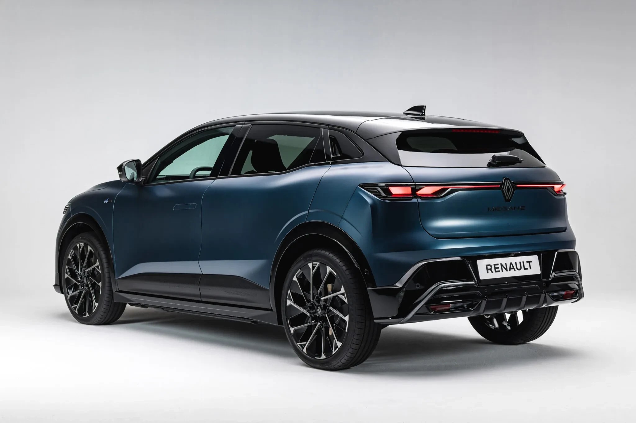 Renault Megane E-Tech 2027 ganha novo design e promete até 499 km de autonomia