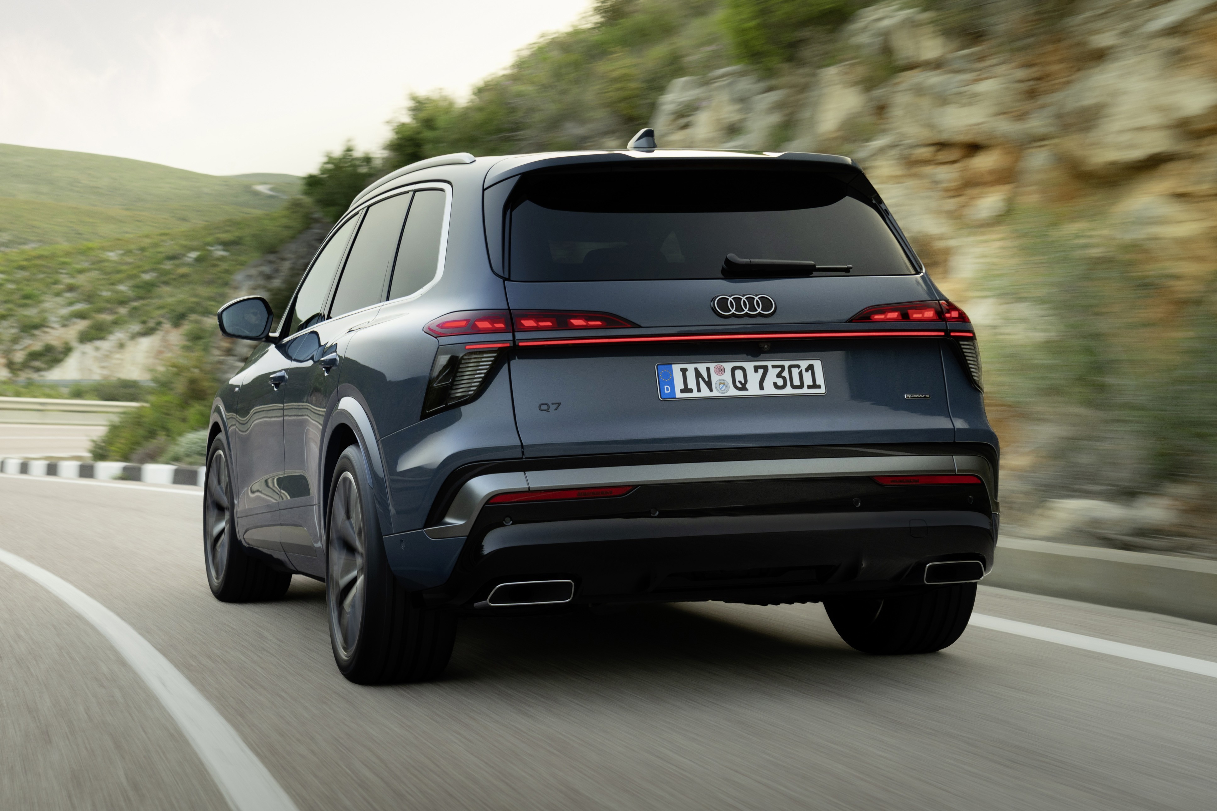 Novo Audi Q7 tem suspensão com GPS e projeta setas no chão
