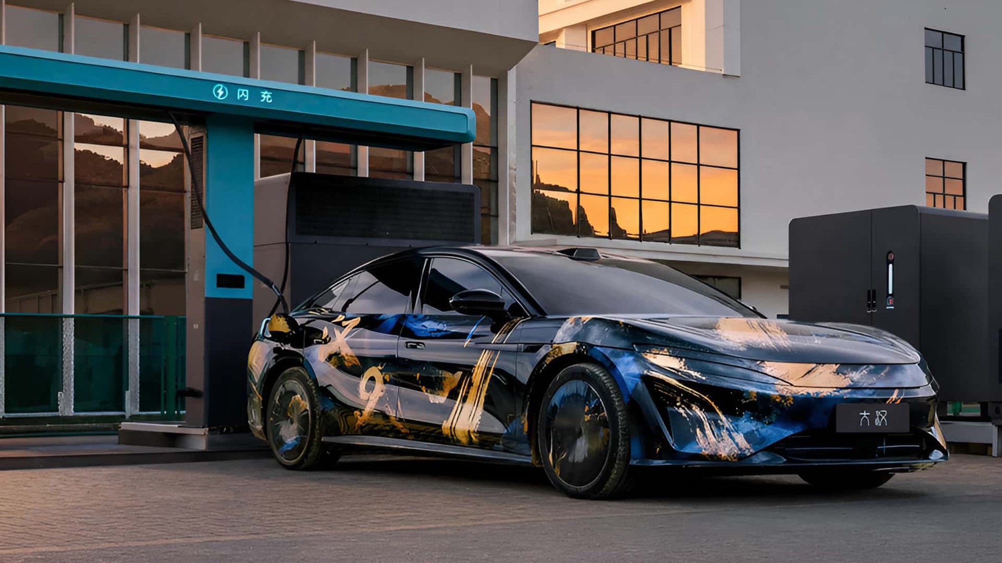 Carro elétrico azul e dourado com design futurista sendo carregado em uma estação azul, com edifícios modernos ao fundo e reflexos alaranjados do pôr do sol nas janelas