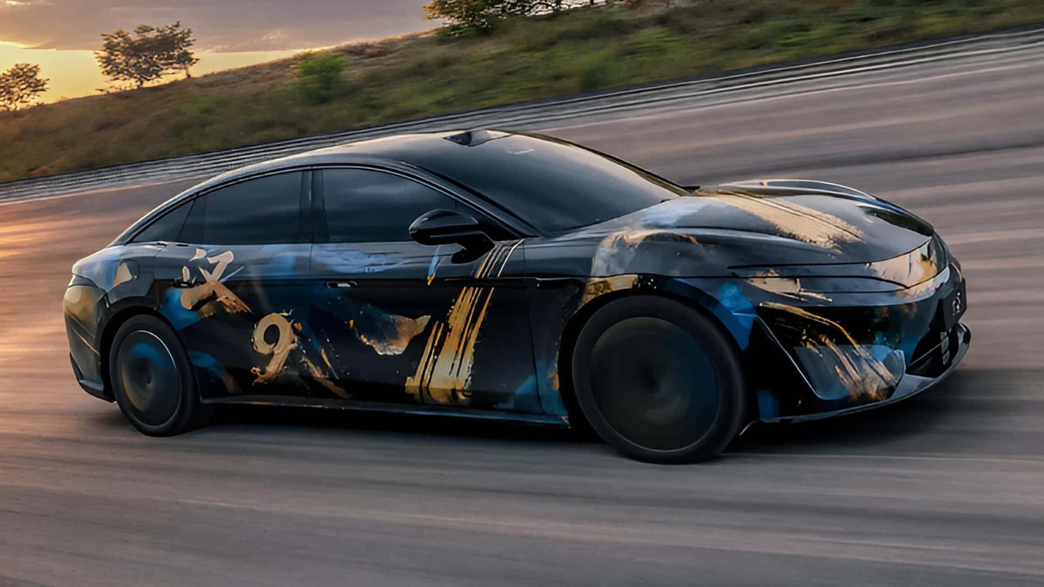 Carro esportivo preto com detalhes em azul e dourado, incluindo o número 9, em movimento rápido em uma pista, com o pôr do sol ao fundo