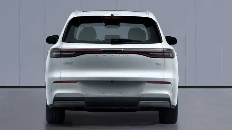 Traseira de um SUV branco moderno, com lanternas horizontais finas conectadas por uma faixa preta. O nome GEELY está centralizado na tampa do porta-malas, acima da placa. O para-choque traseiro é cinza escuro, com detalhes pretos nas laterais. O veículo está em um estúdio com paredes cinzas claras e piso escuro