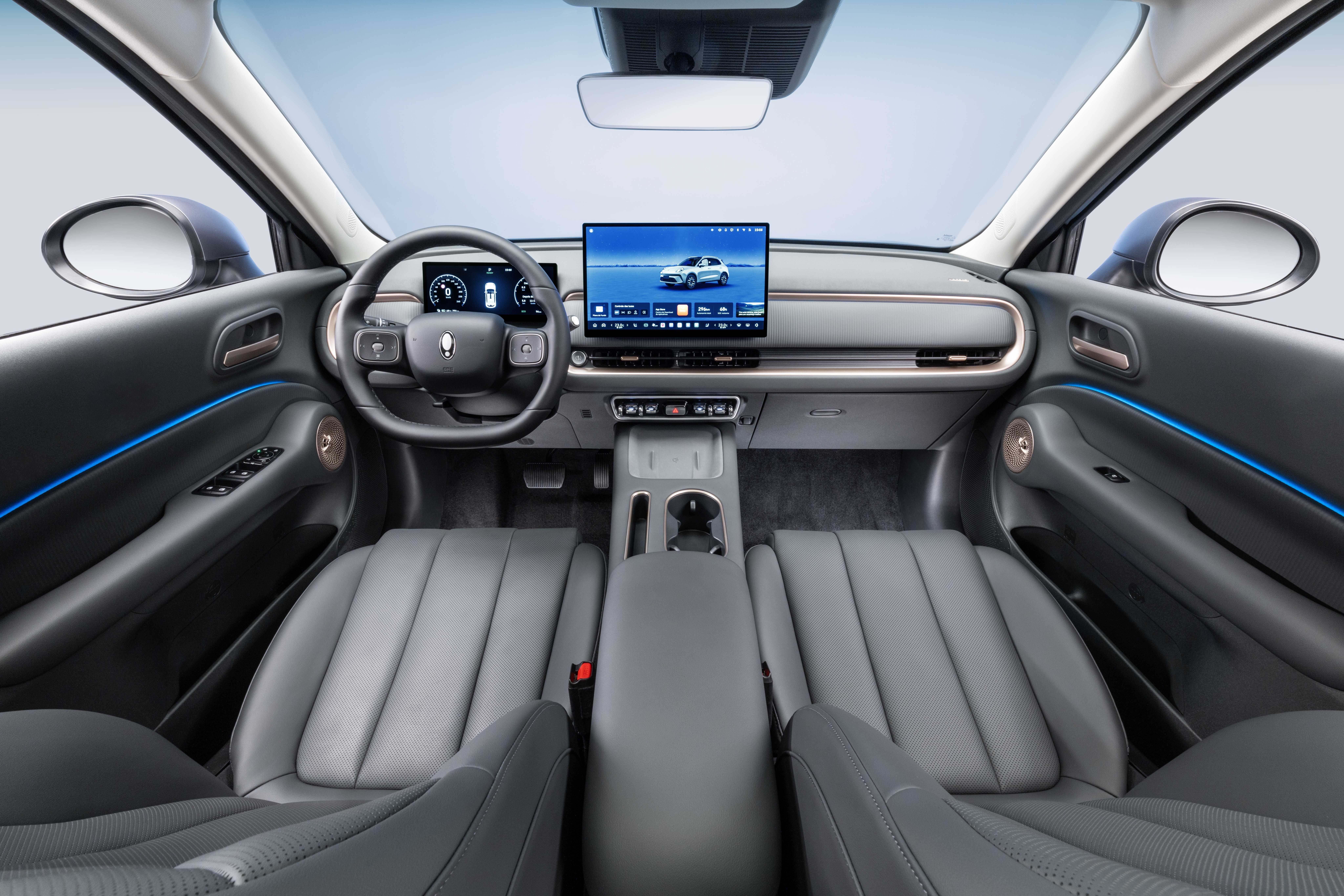 Interior de um carro moderno com bancos cinza-escuros, volante multifuncional e painel digital. Uma tela central exibe um carro branco em um cenário azul. Detalhes em luz azul percorrem as portas, criando um ambiente futurista e elegante