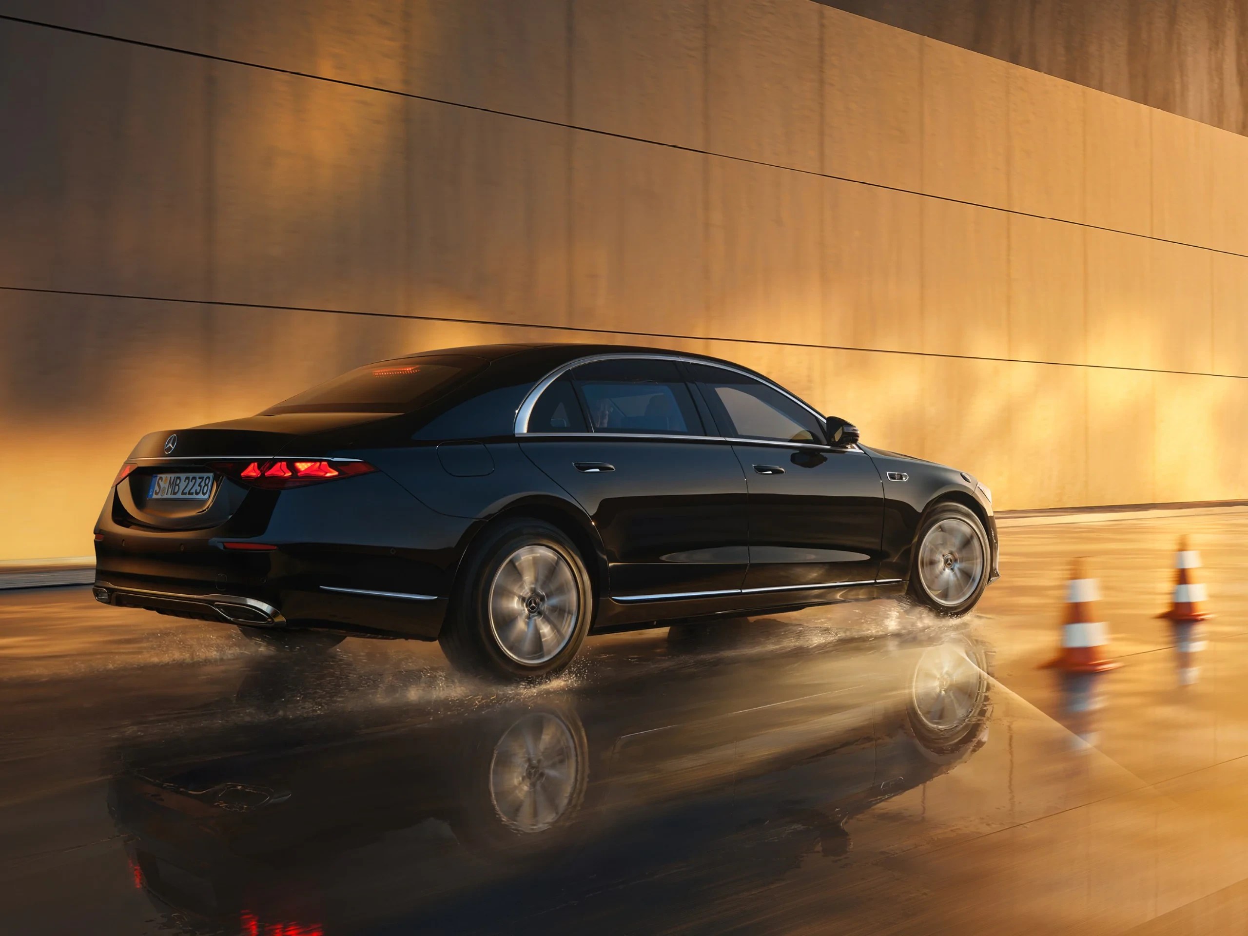 Novo Mercedes-Benz S680 Guard tem vidros de 10 cm e suporta fuzis e explosivos