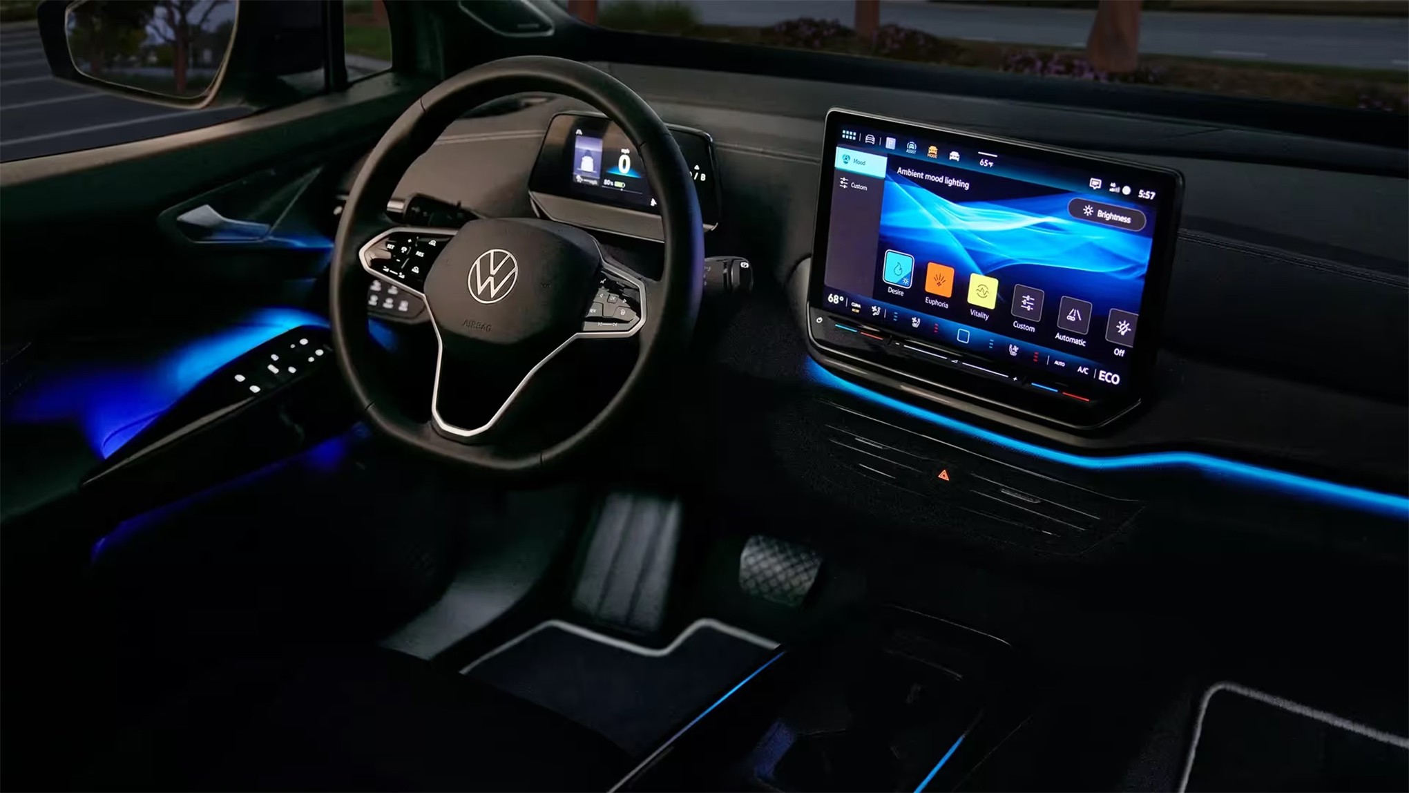 Interior de um carro moderno com iluminação ambiente azul neon no painel e na porta, destacando o volante com o logo da Volkswagen e uma tela multimídia grande exibindo opções de configuração