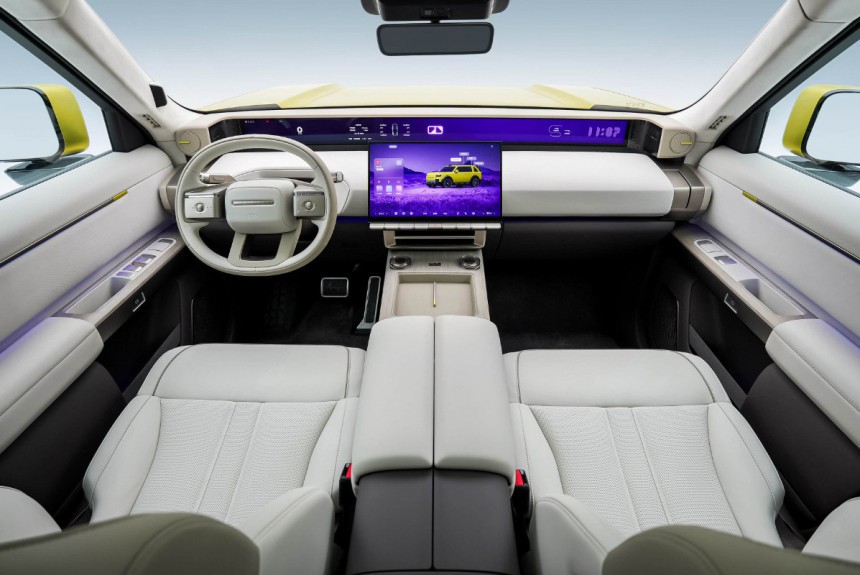 Interior moderno de um carro com bancos brancos, volante claro e painel digital roxo exibindo um veículo amarelo em uma tela central