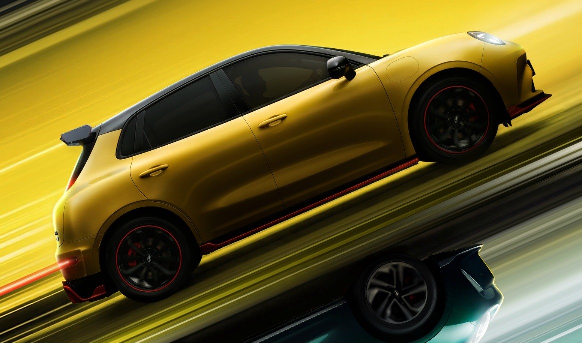 Carro amarelo com teto preto e detalhes vermelhos nas rodas e saias laterais, em movimento diagonal sobre fundo amarelo com listras de velocidade, refletido em azul escuro na parte inferior