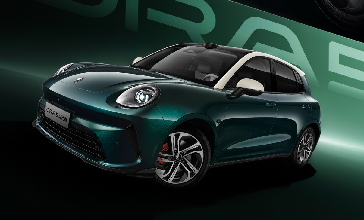Carro elétrico Ora 03 GT verde-escuro com teto e retrovisores brancos, visto de frente e lateral, em fundo escuro com detalhes verdes